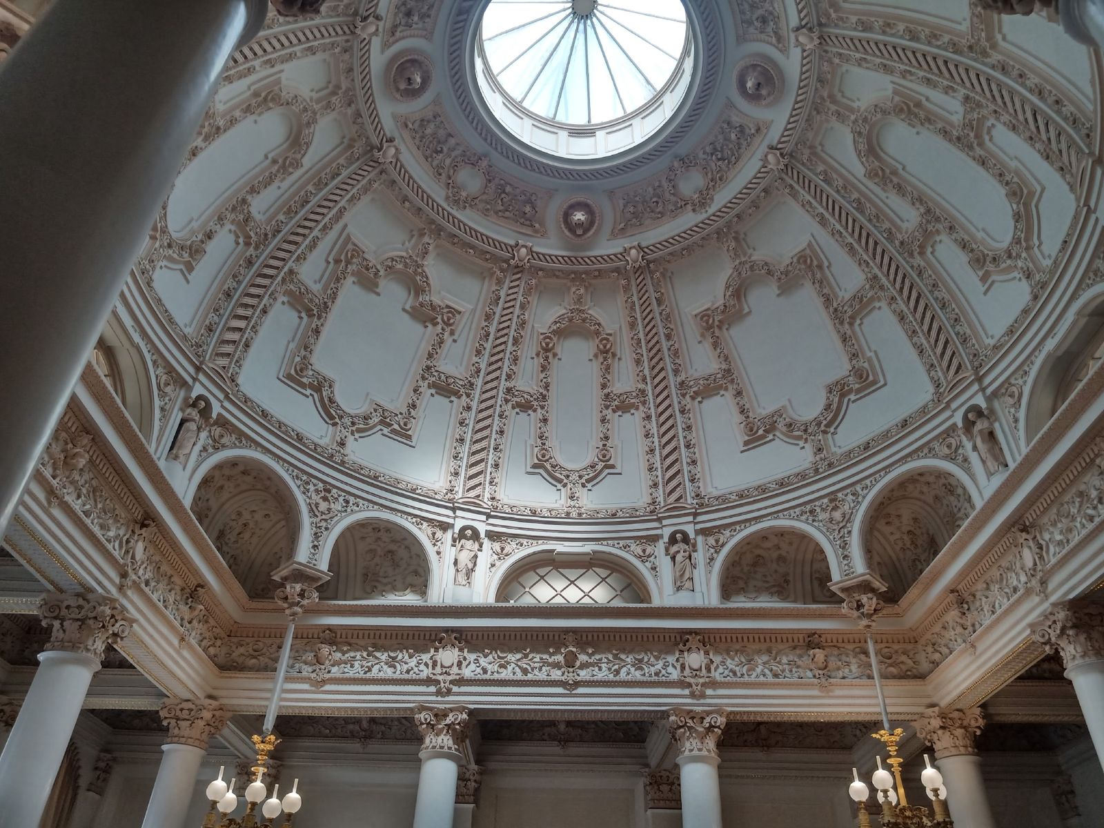 Купол над лестницей