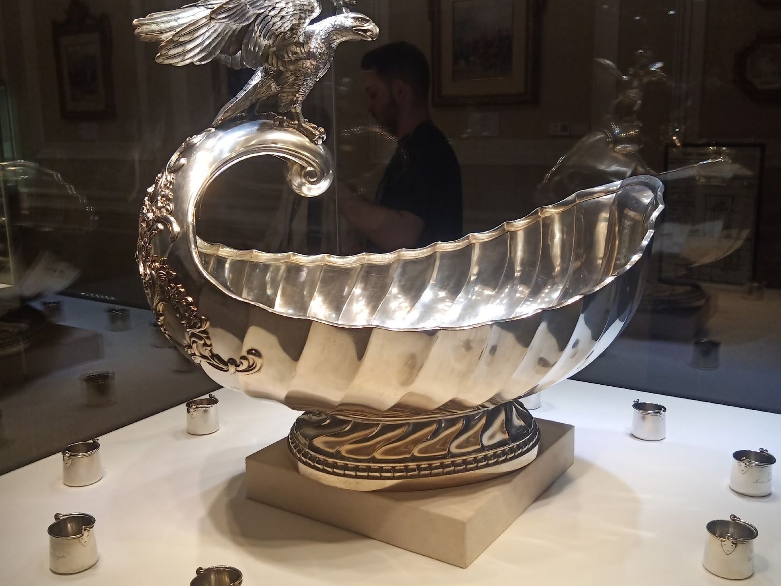 Серебро в Рыцарском зале Шуваловского дворца