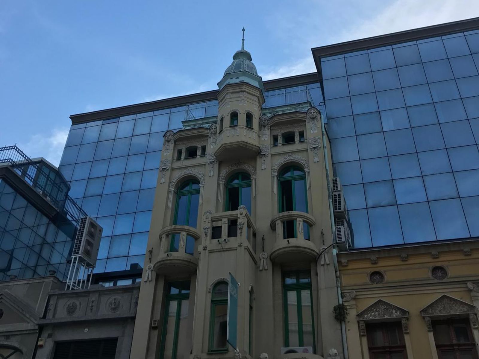 Здание в пешеходной зоне