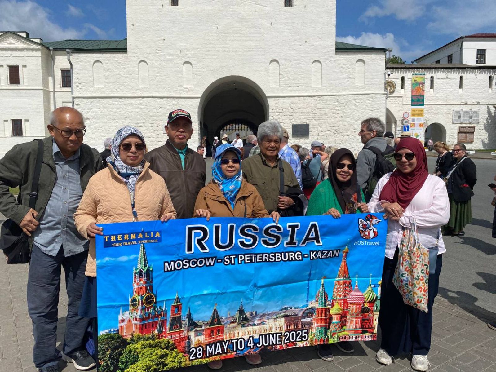 Малазийские гости на фоне Спасской башни