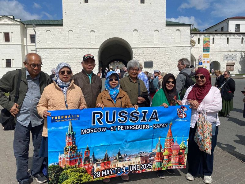Малазийские гости на фоне Спасской башни