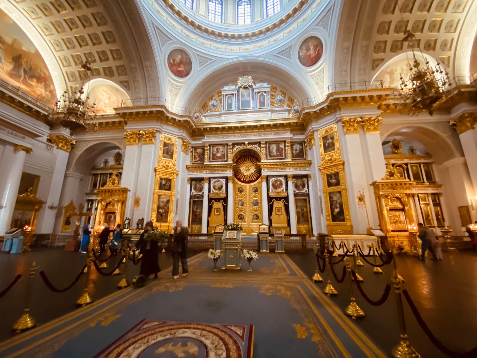 Убранство храма в честь Явления Казанской иконы Божией Матери