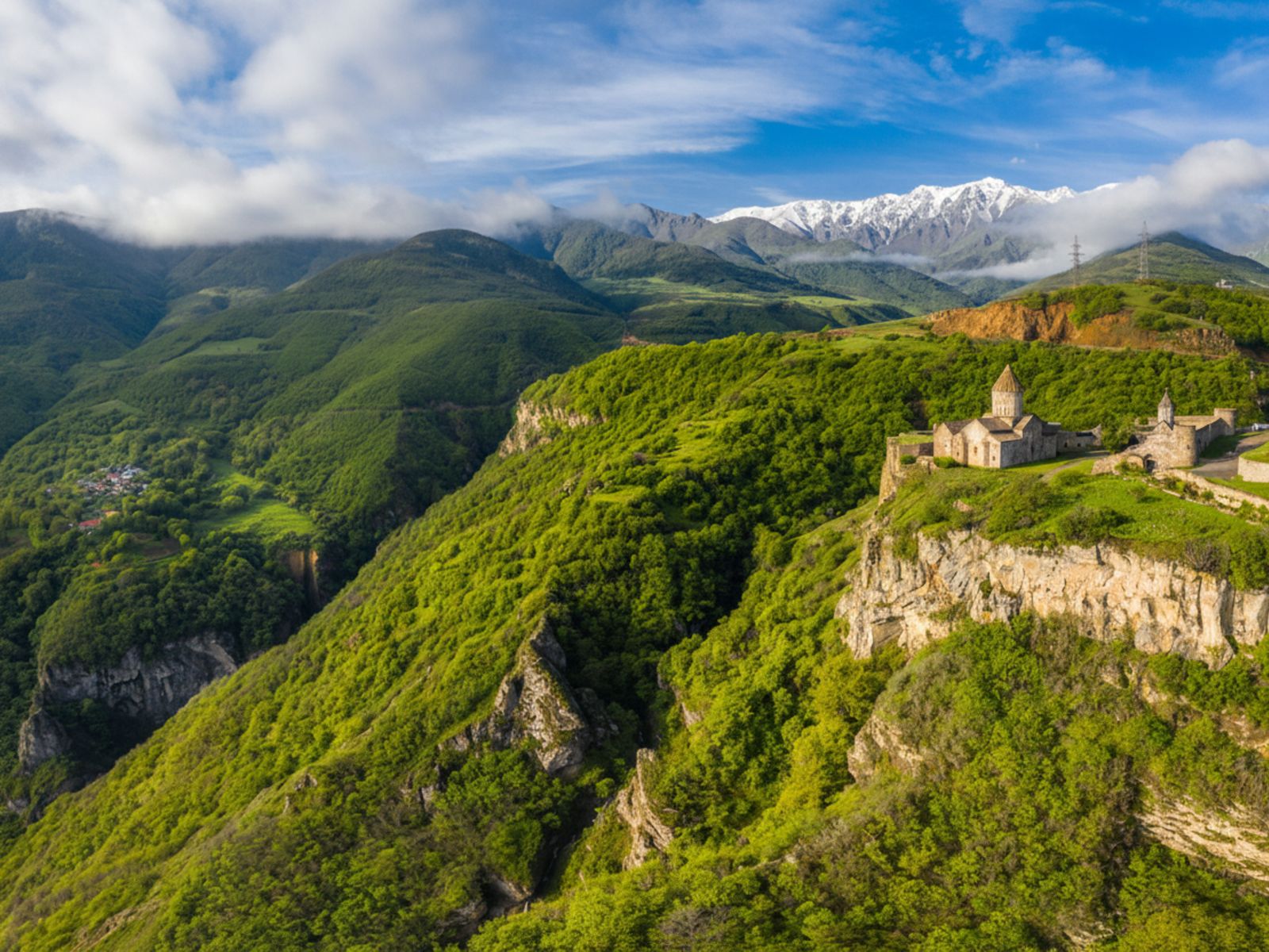 Татевский монастырь, на фоне красивого горного пейзажа и обрыва 