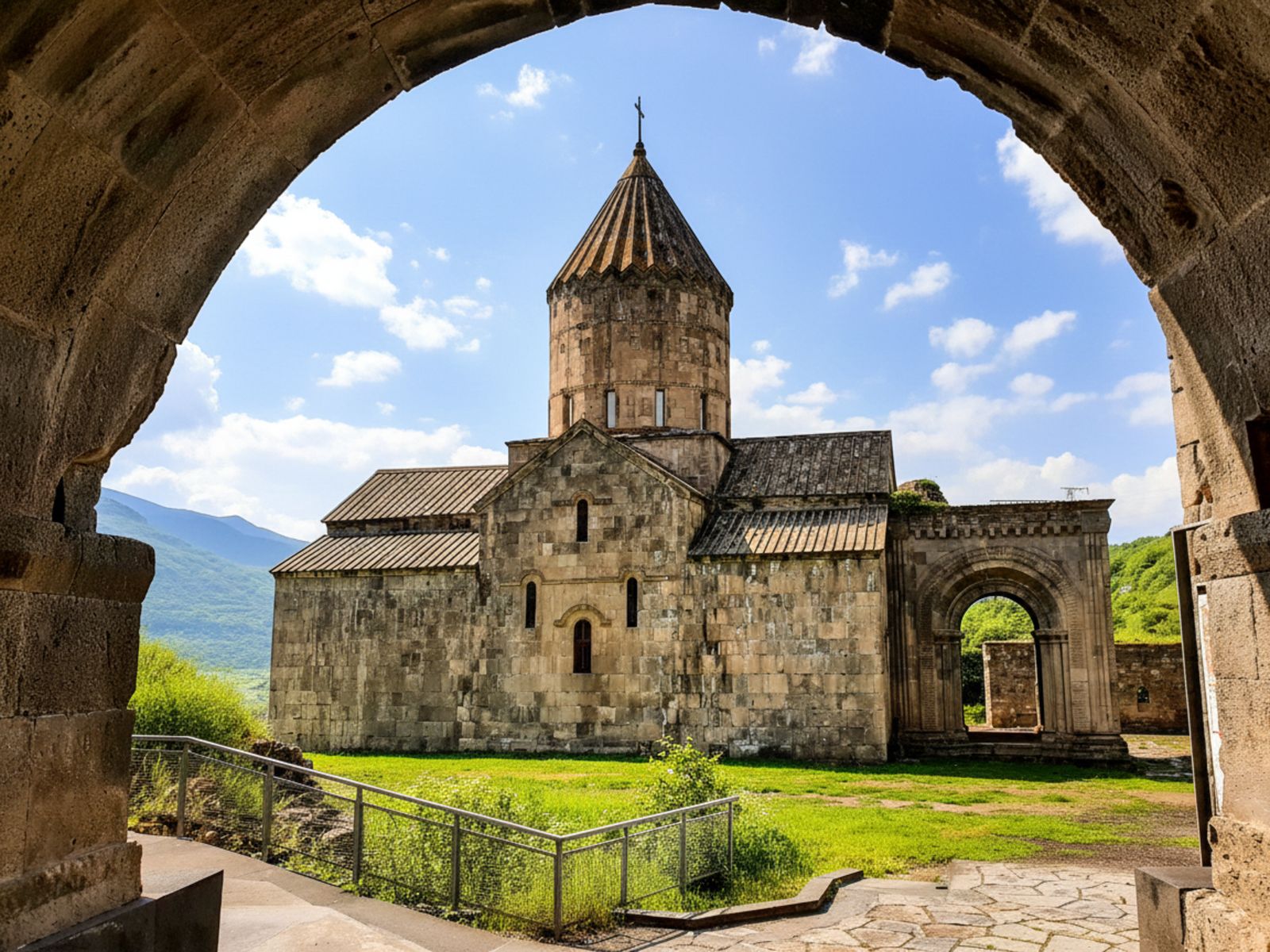 Вид Татевского монастыря с чётко видимой архитектурой и куполами 