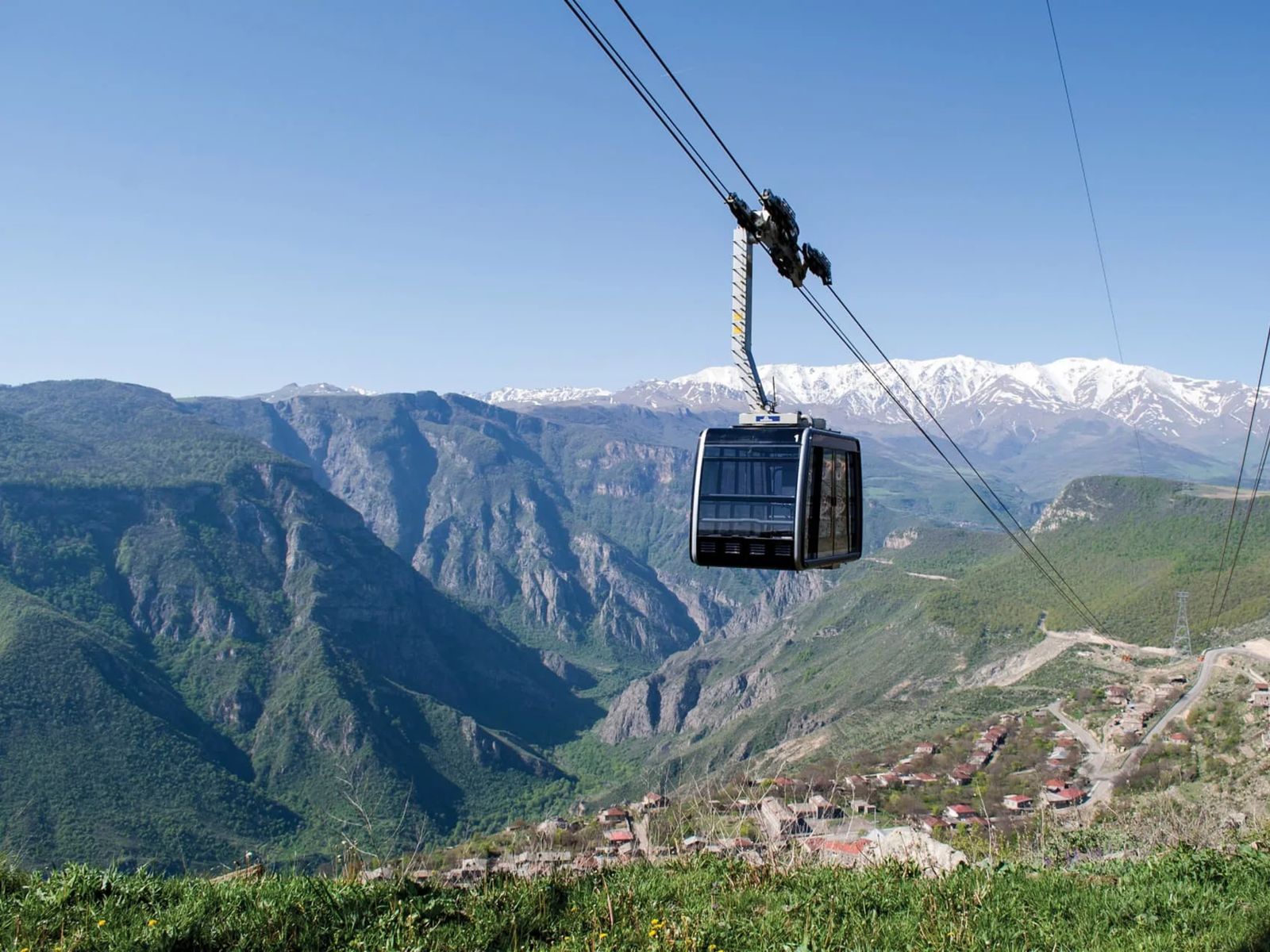Канатная дорога «Крылья Татева» в воздухе над живописным Воротанским ущельем 