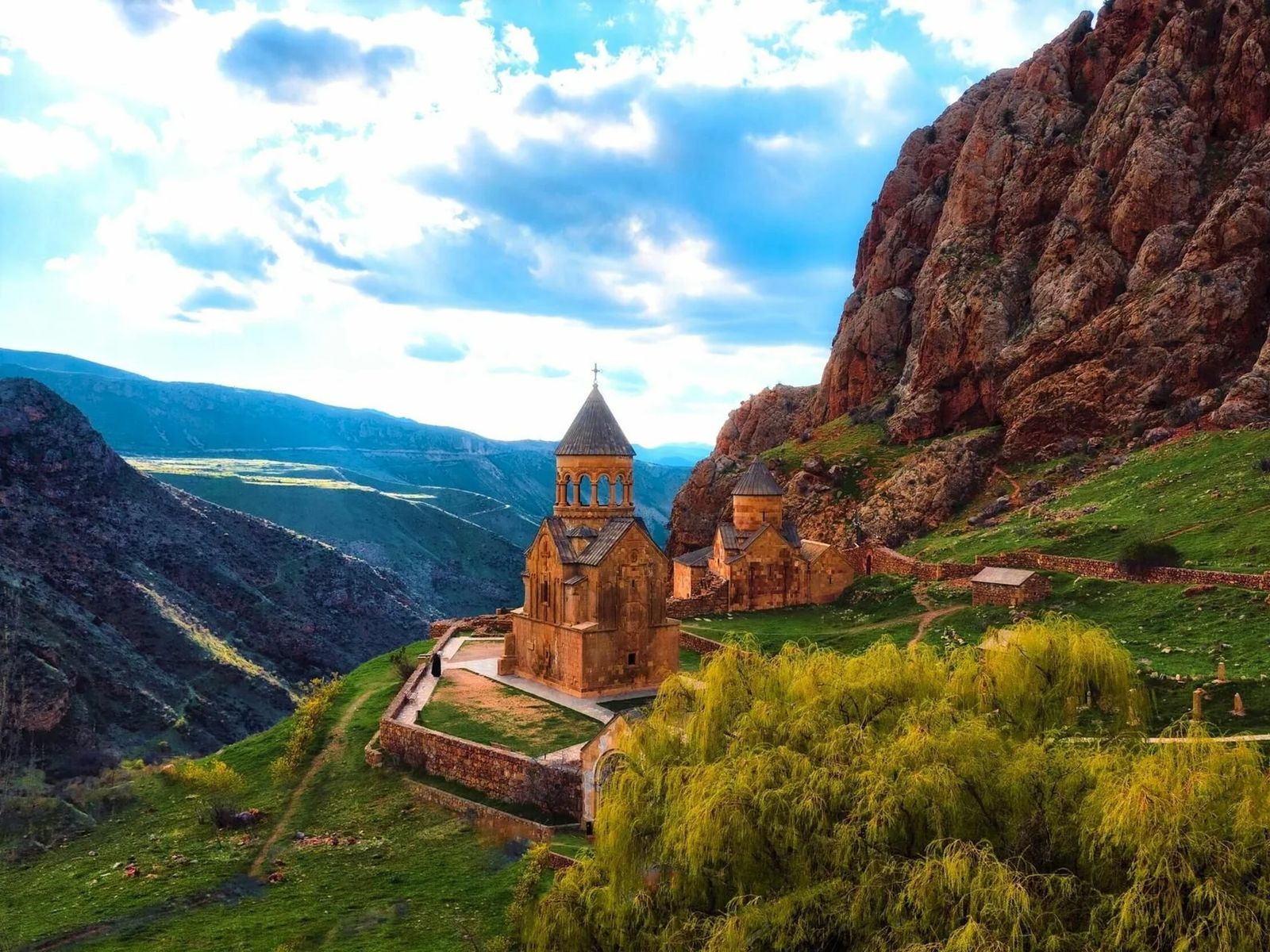 Нораванк — средневековый шедевр, расположенный в живописном ущелье 