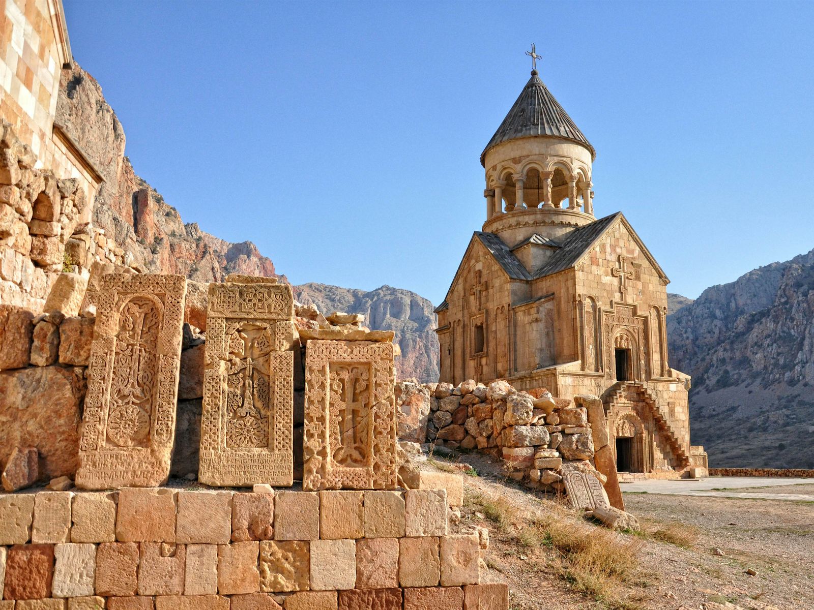 Комплекс Нораванк гармонично сливается с природой 