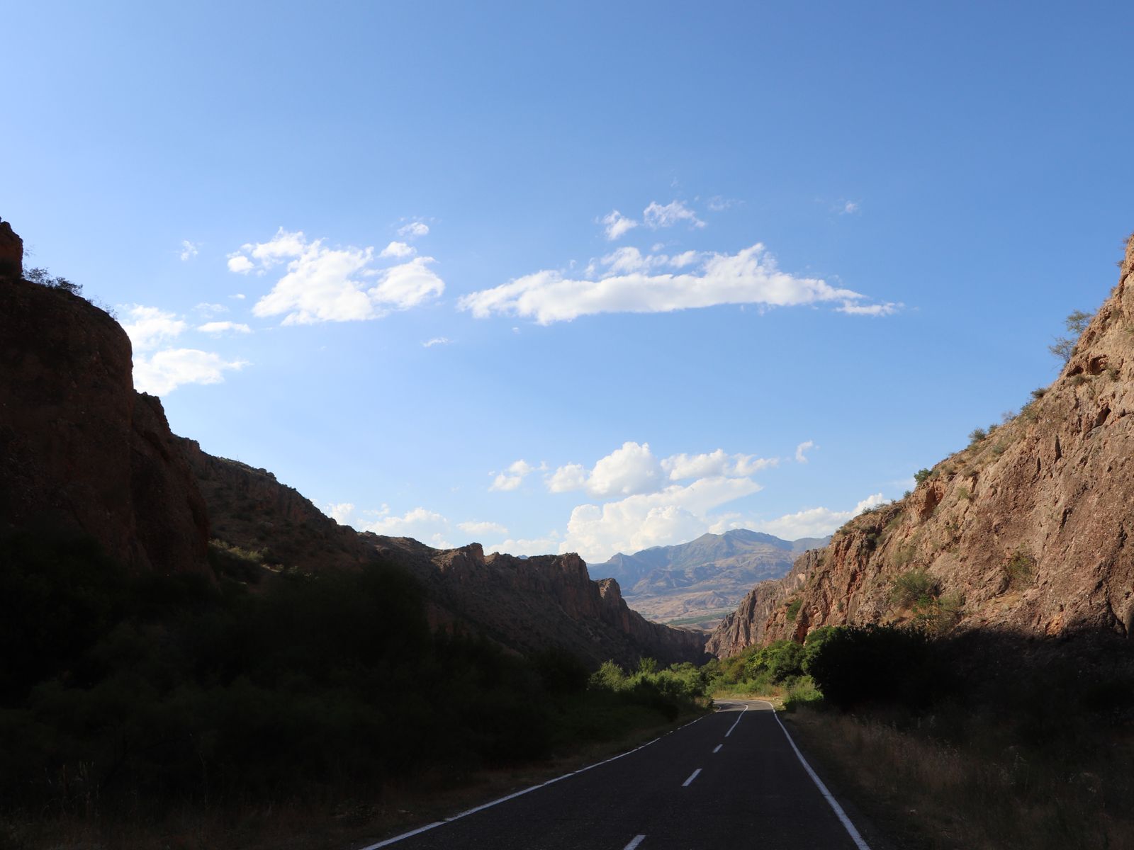 Дорога к Нораванку пролегает через живописные ущелья и терракотовые скалы Вайоц Дзора 
