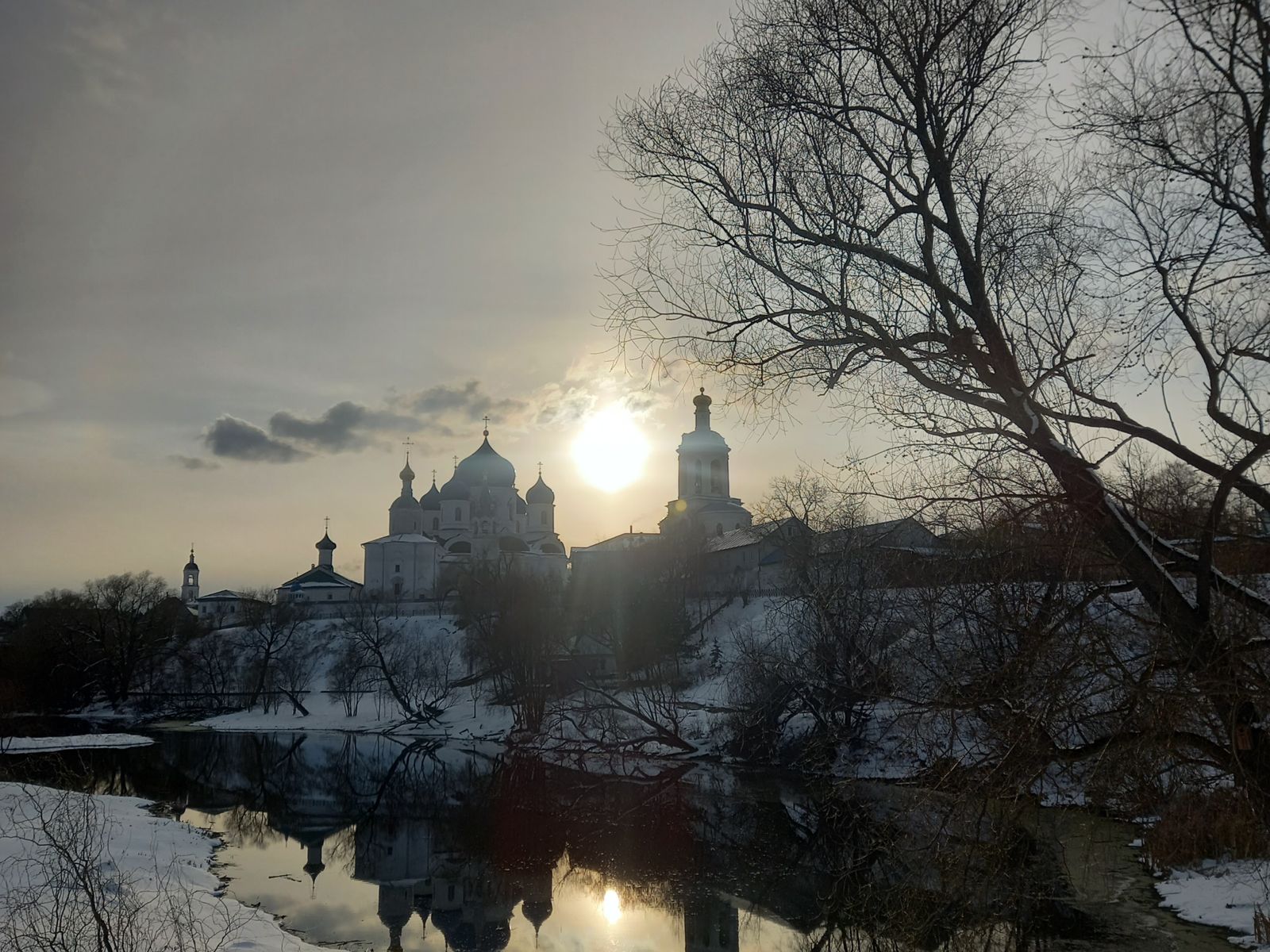 Вид на монастырь с реки