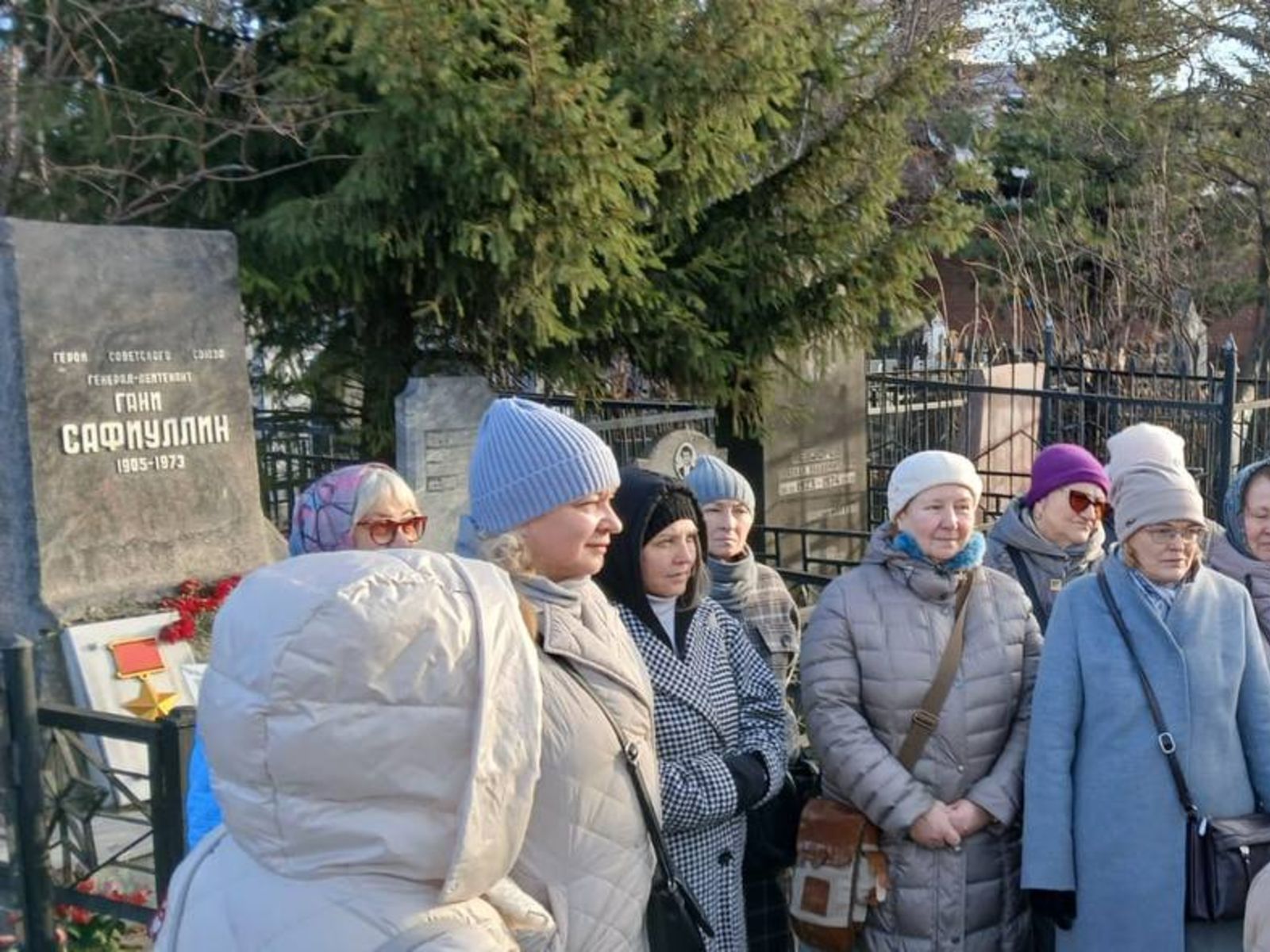 Туристическая группа рядом с местом захоронения Гани Сафиуллина