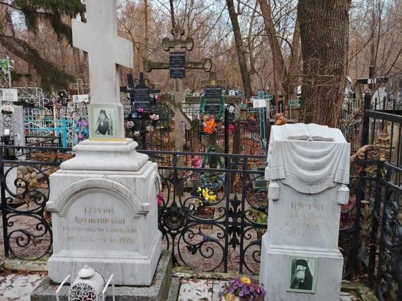 Могилы казанских архиепископов: Сергия Королева и Иустина