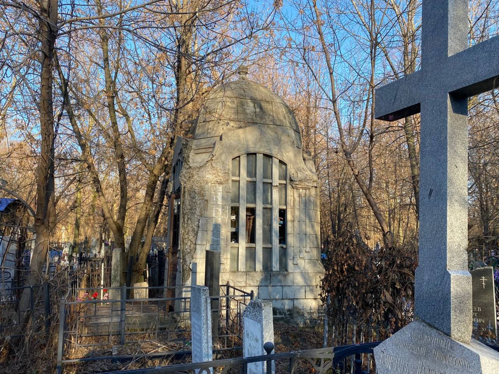 Заброшенный склеп