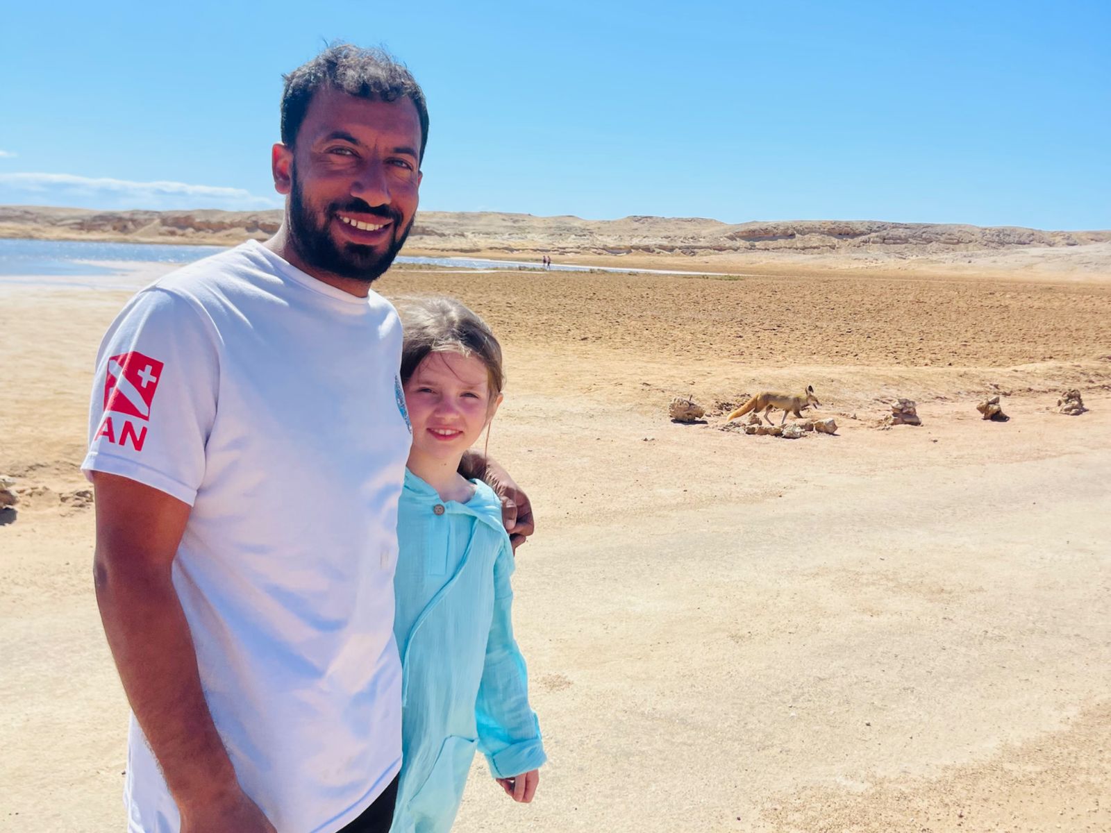 С туристкой