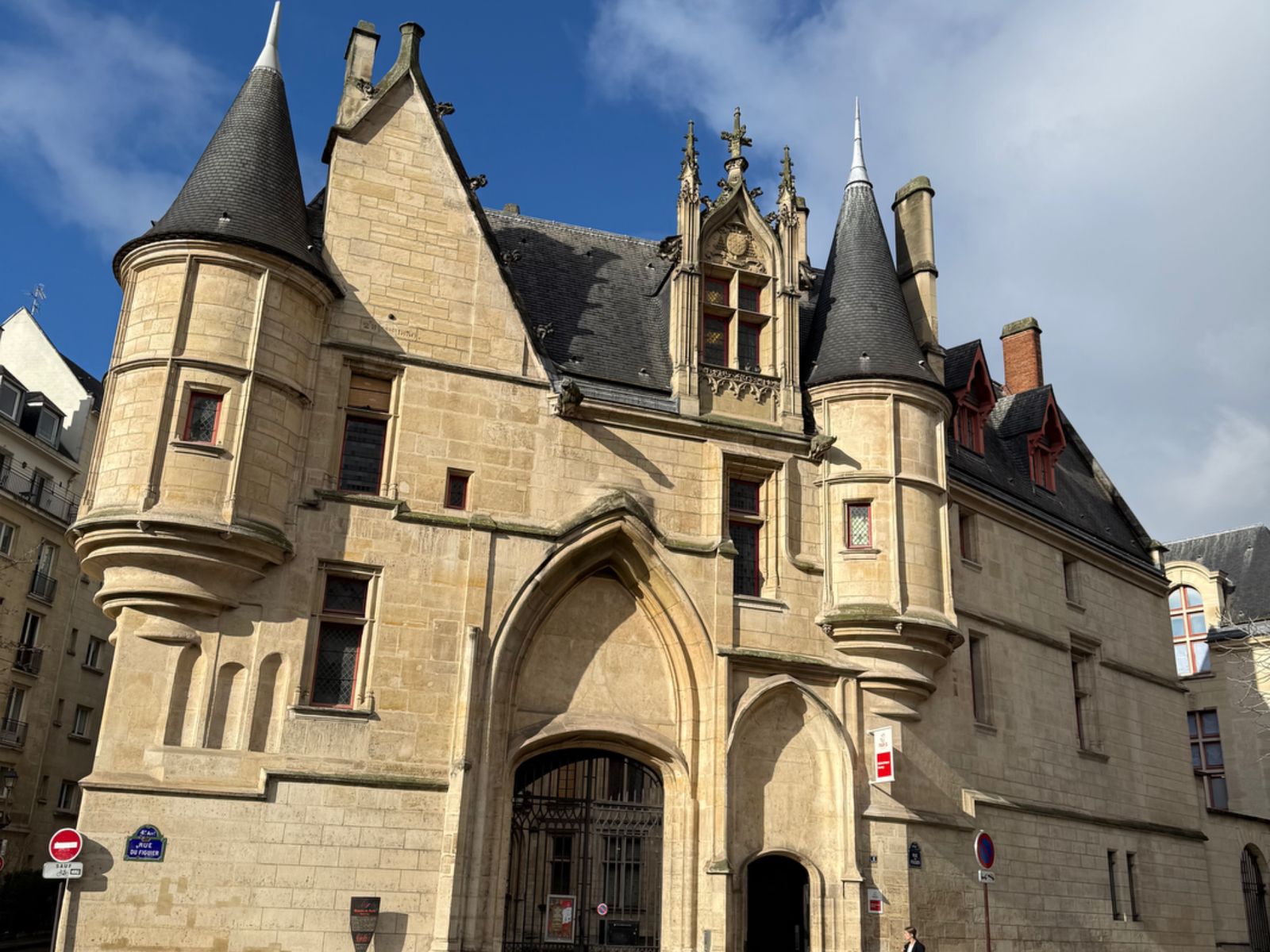 Один из немногих замков, который сохранился в Марэ