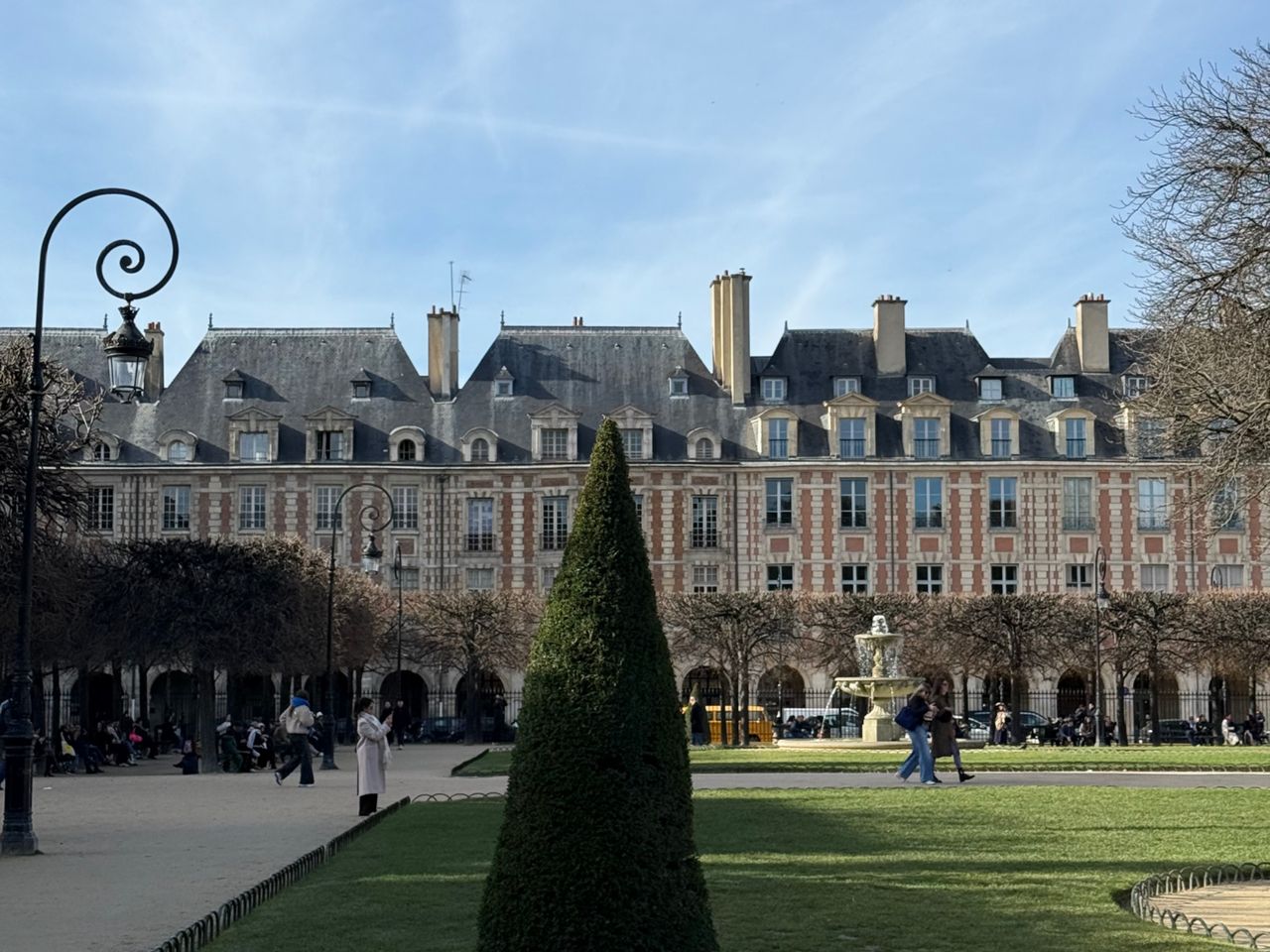 Обзорная экскурсия по кварталу Марэ — сердцу старого Парижа - индивидуальная экскурсия в Париже пешком длительностью 2 часа с количеством участников до 6 человек цена экскурсии 220€