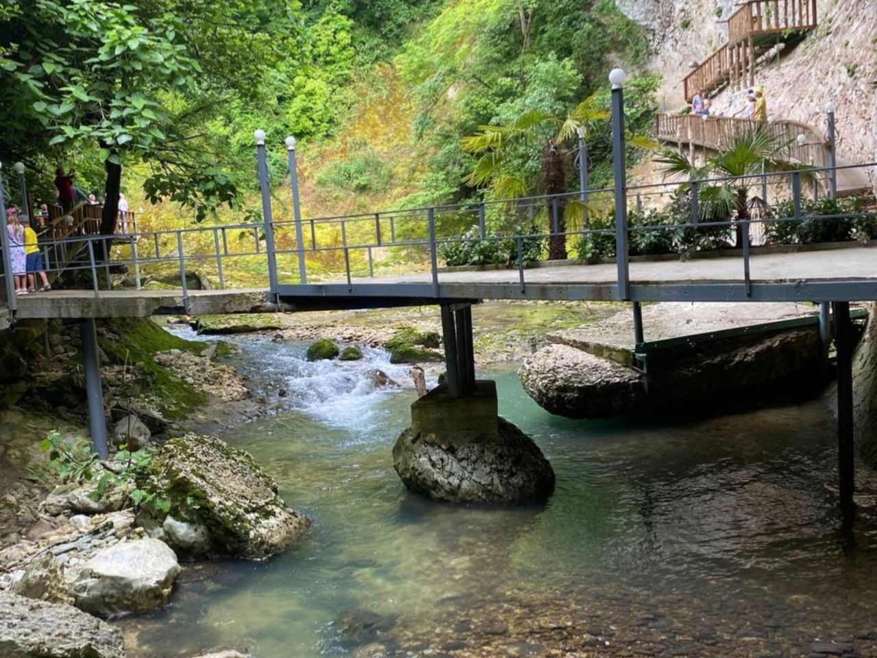 Групповая экскурсия из Сухума в ущелье Черниговка - групповая экскурсия в Сухуме на автобусе длительностью 3.5 часа с количеством участников до 15 человек со скидкой 5% цена экскурсии 950₽