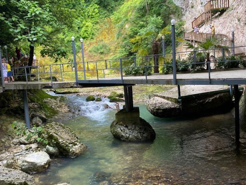 Групповая экскурсия из Сухума в ущелье Черниговка - групповая экскурсия в Сухуме на автобусе длительностью 3.5 часа с количеством участников до 15 человек со скидкой 5% цена экскурсии 1045₽
