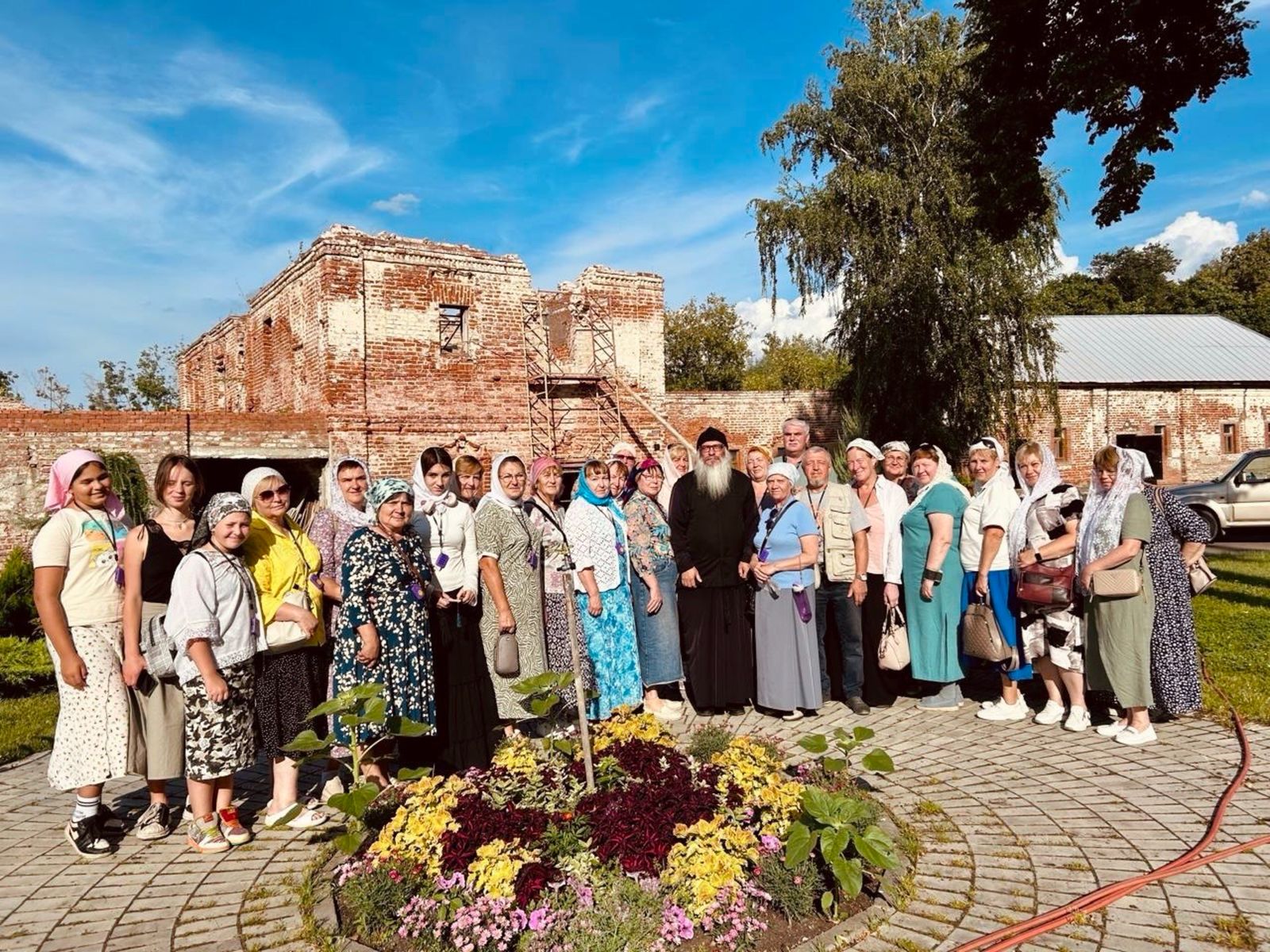 Отец Роман и паломники