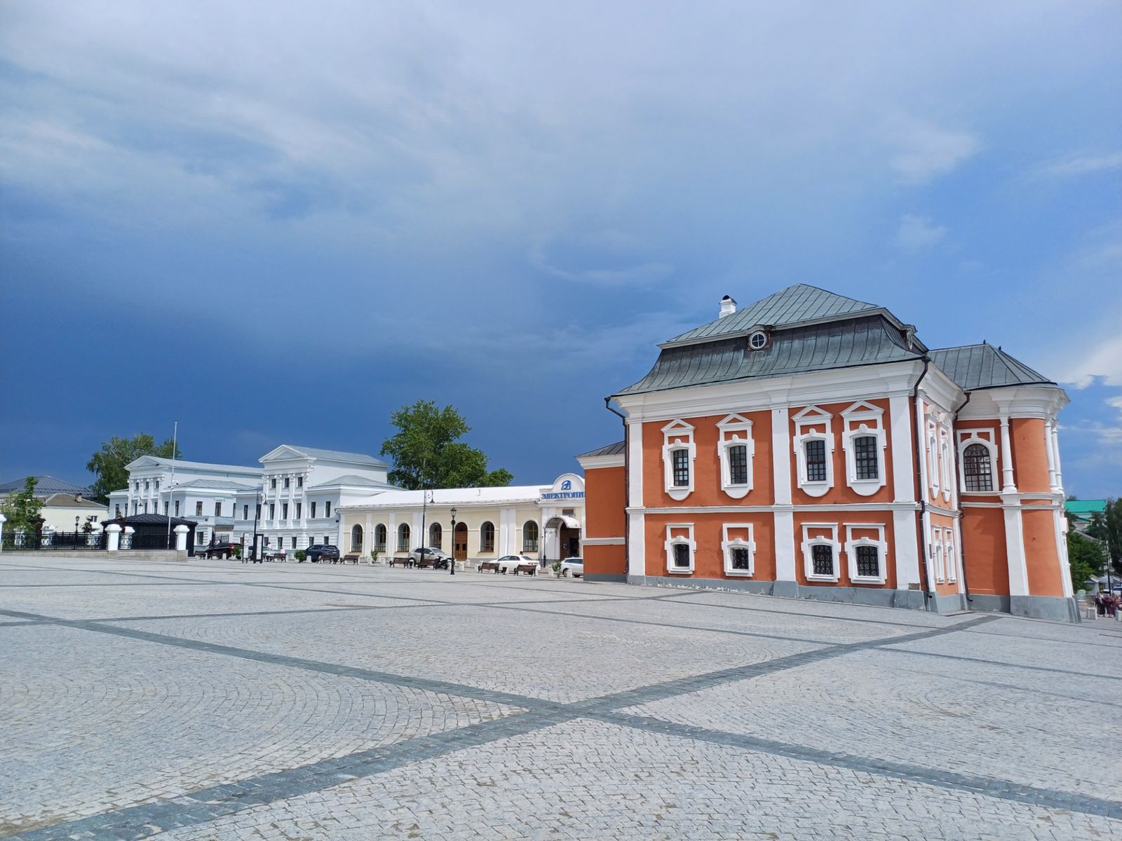 Здание магистрата в центре Соборной площади Арзамаса 
