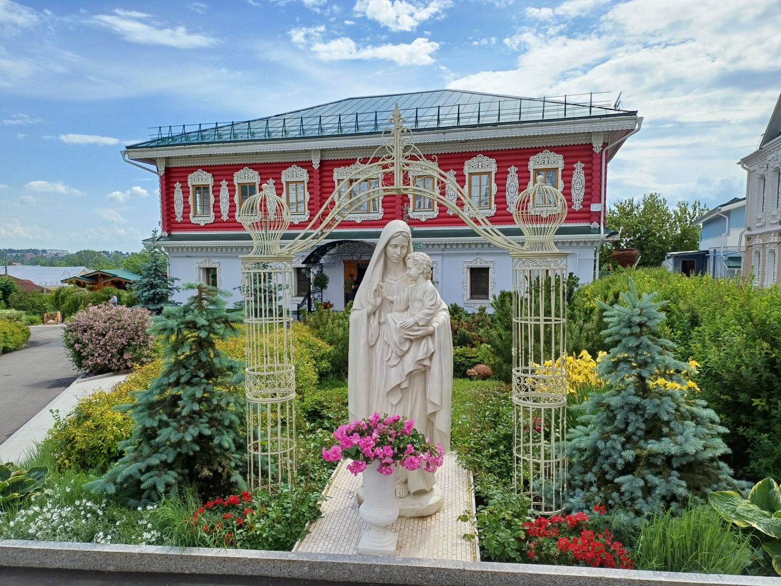 Благоустроенная территория Николаевского монастыря