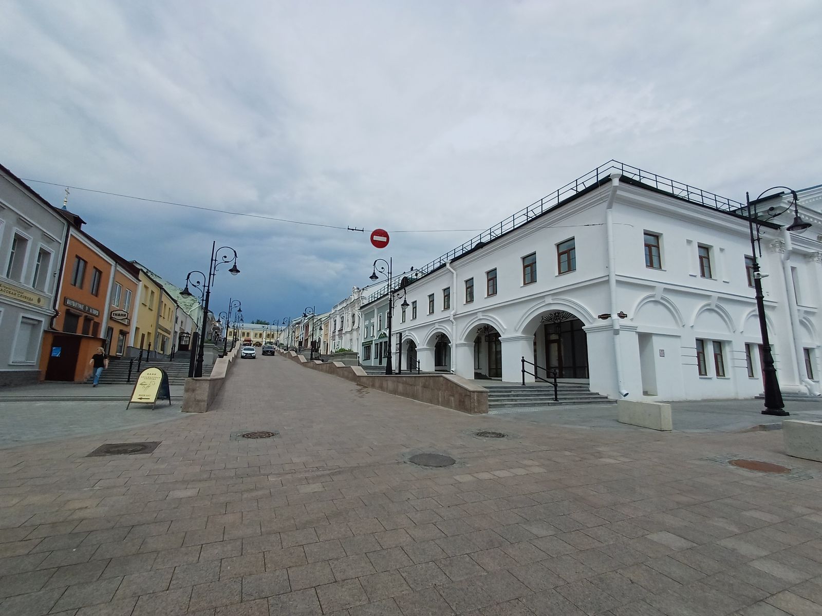 В XVIII веке все торговые лавки на улице Гостиный ряд имели вот такие арочные крытые галереи 