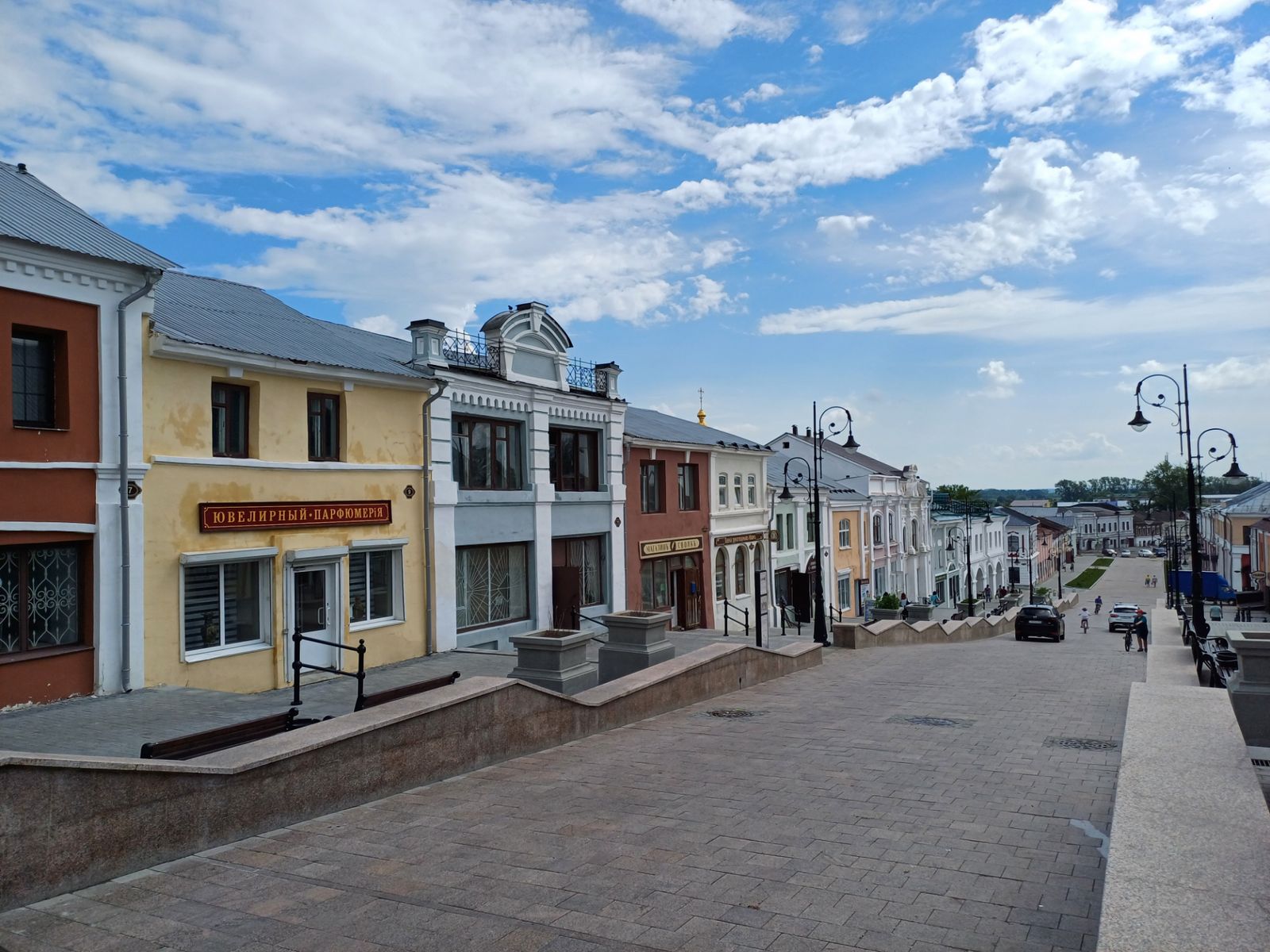 Гостиный ряд - единственная сохранившаяся торговая улица в России, созданная на таком перепаде высот