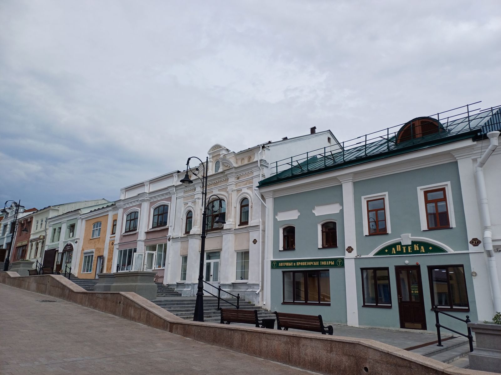 Улица Гостиный ряд ведет вверх, в сердце Арзамаса - на Соборную площадь 