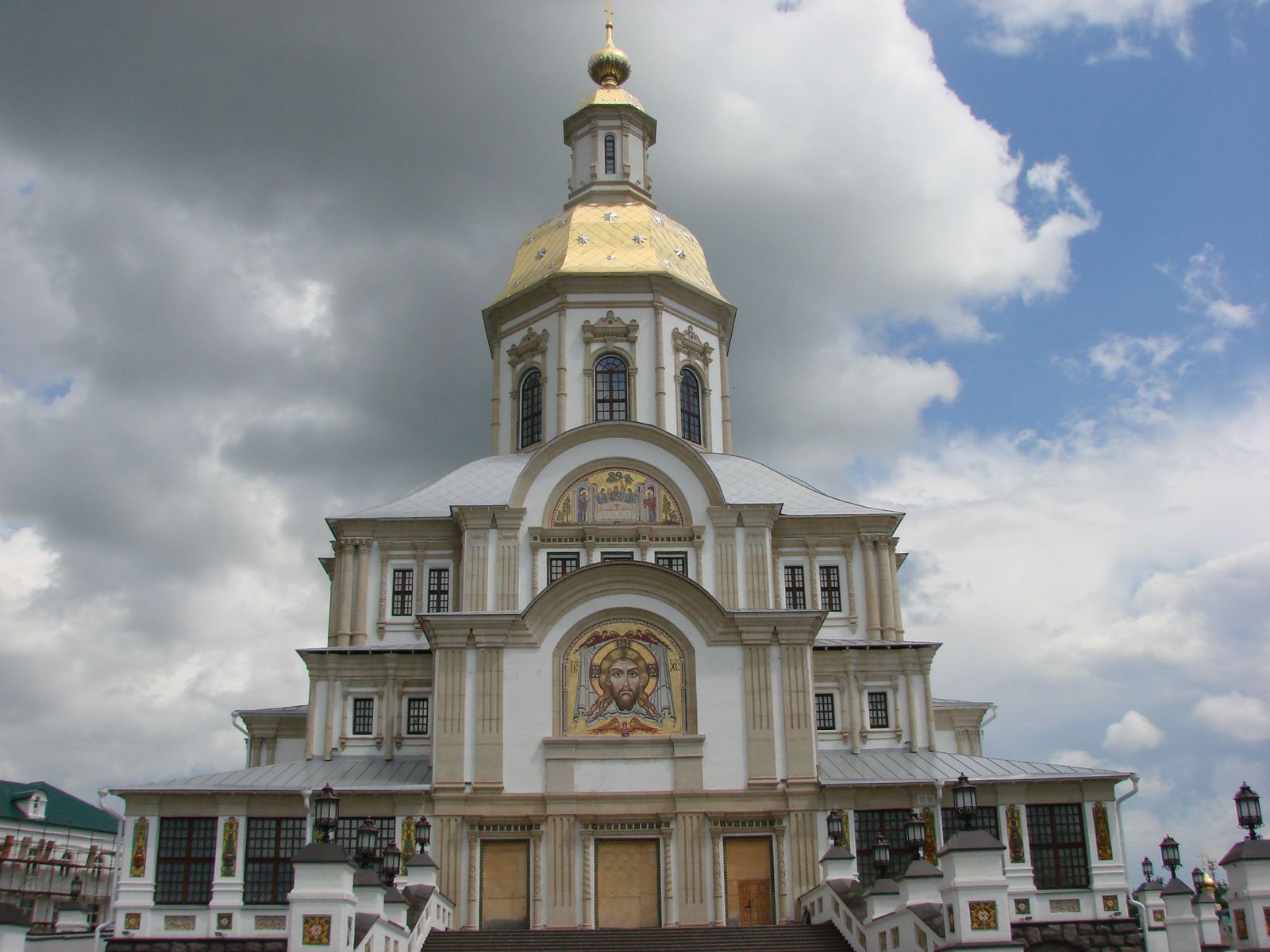 Благовещенская церковь полностью отделана мозаикой