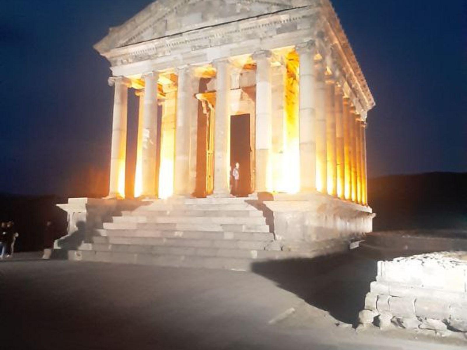 Гарни: театр света и теней