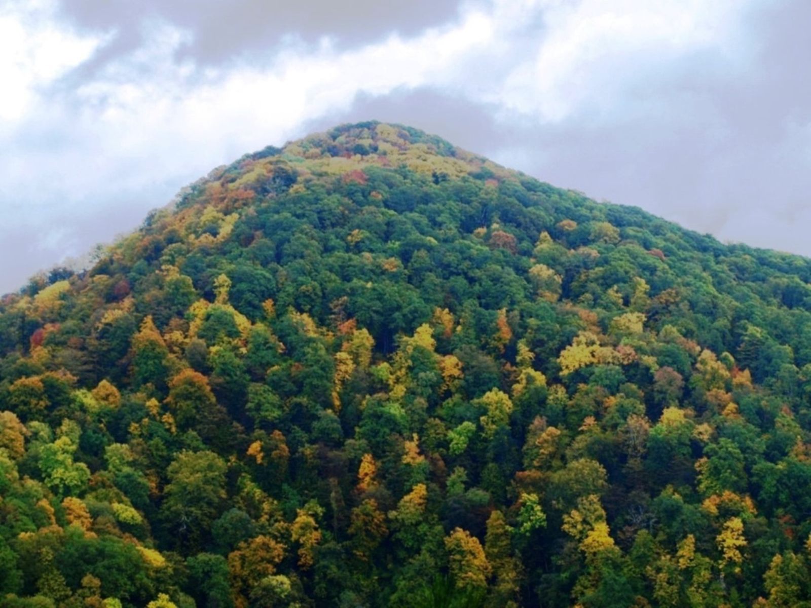 Гора Большой Ахун осенью 