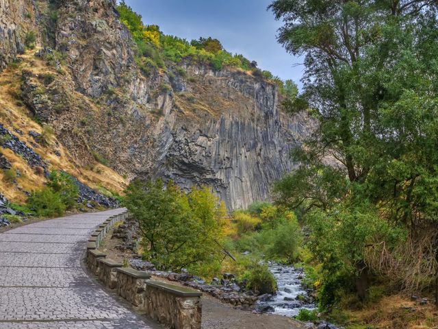 Premium Tesla Tour: экскурсия в Гарни, Гегард и Симфонию камней — фото 3
