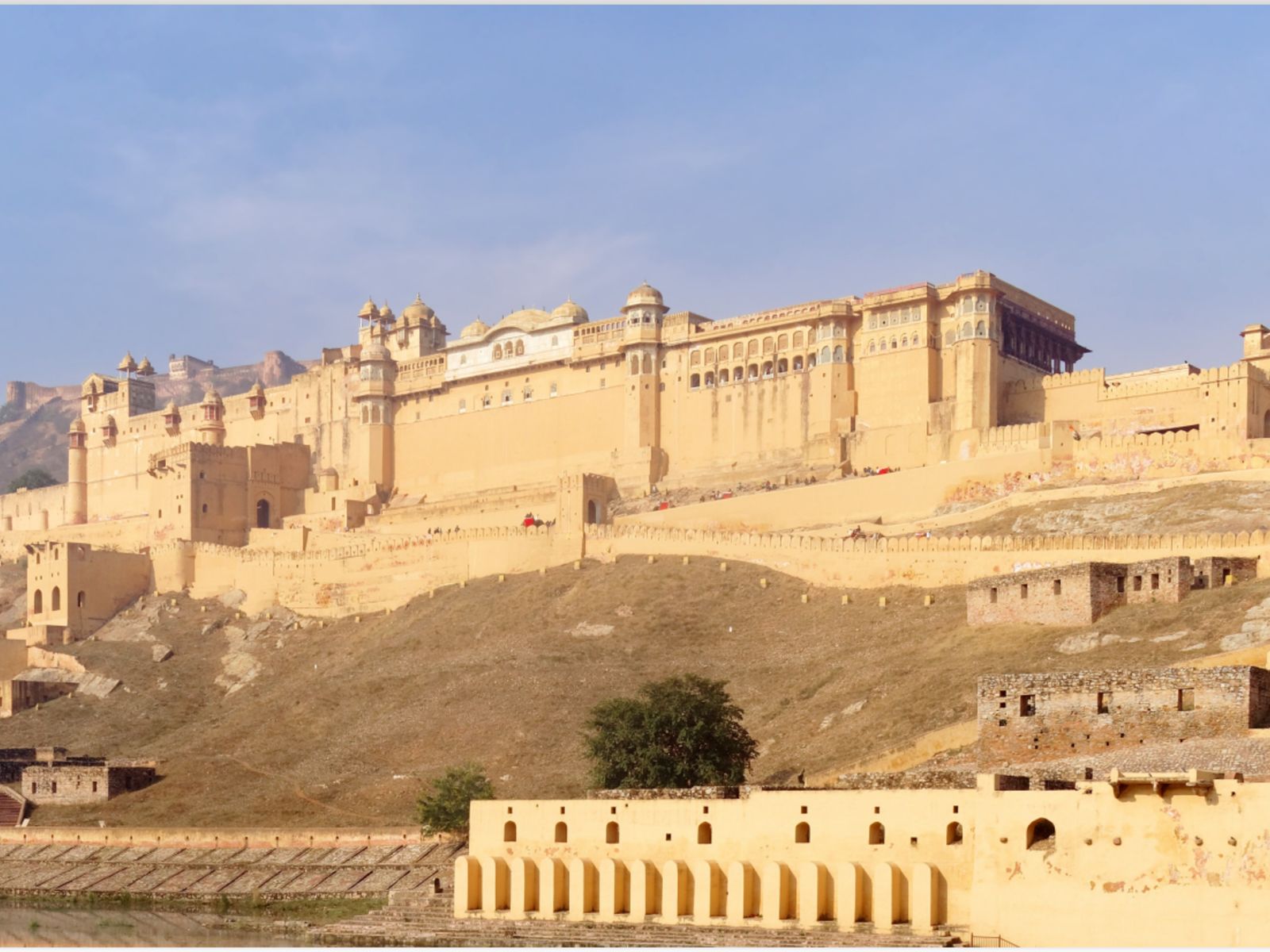 Форт Амбер расположен в Джайпуре 