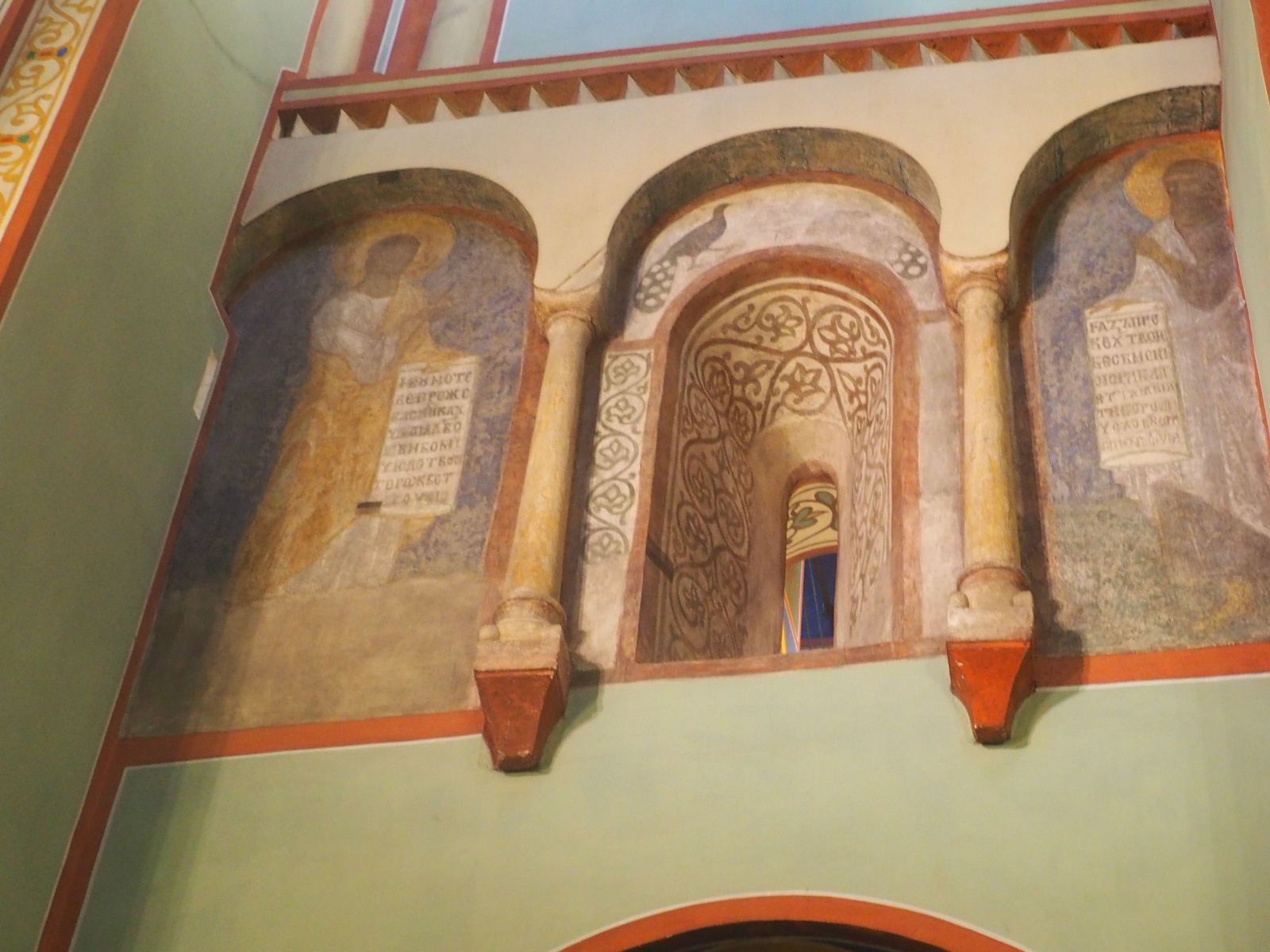 Элементы внешнего белокаменного декора и элементы внешней росписи первоначального одноглавого собора Андрея Боголюбского