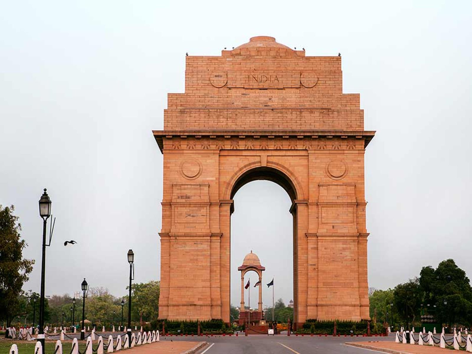Ворота Индии расположены в Нью-Дели 