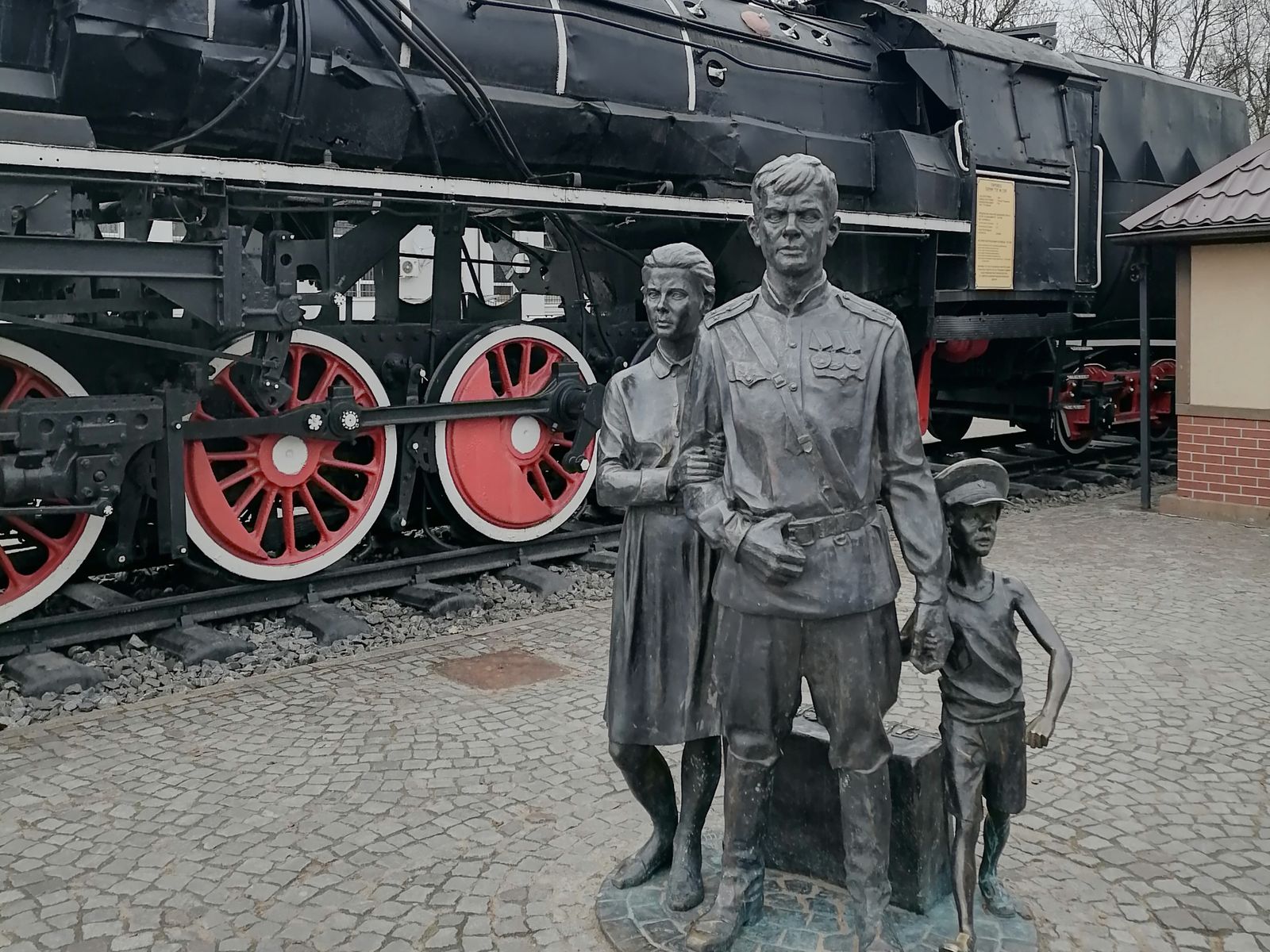 Памятник первым переселенцам в Советске 