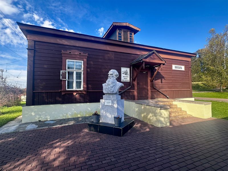 По стопам Льва Толстого: экскурсия из Тулы в Ясную Поляну - индивидуальная экскурсия в Туле на машине гида длительностью 5 часов с количеством участников до 4 человек цена экскурсии 14000₽