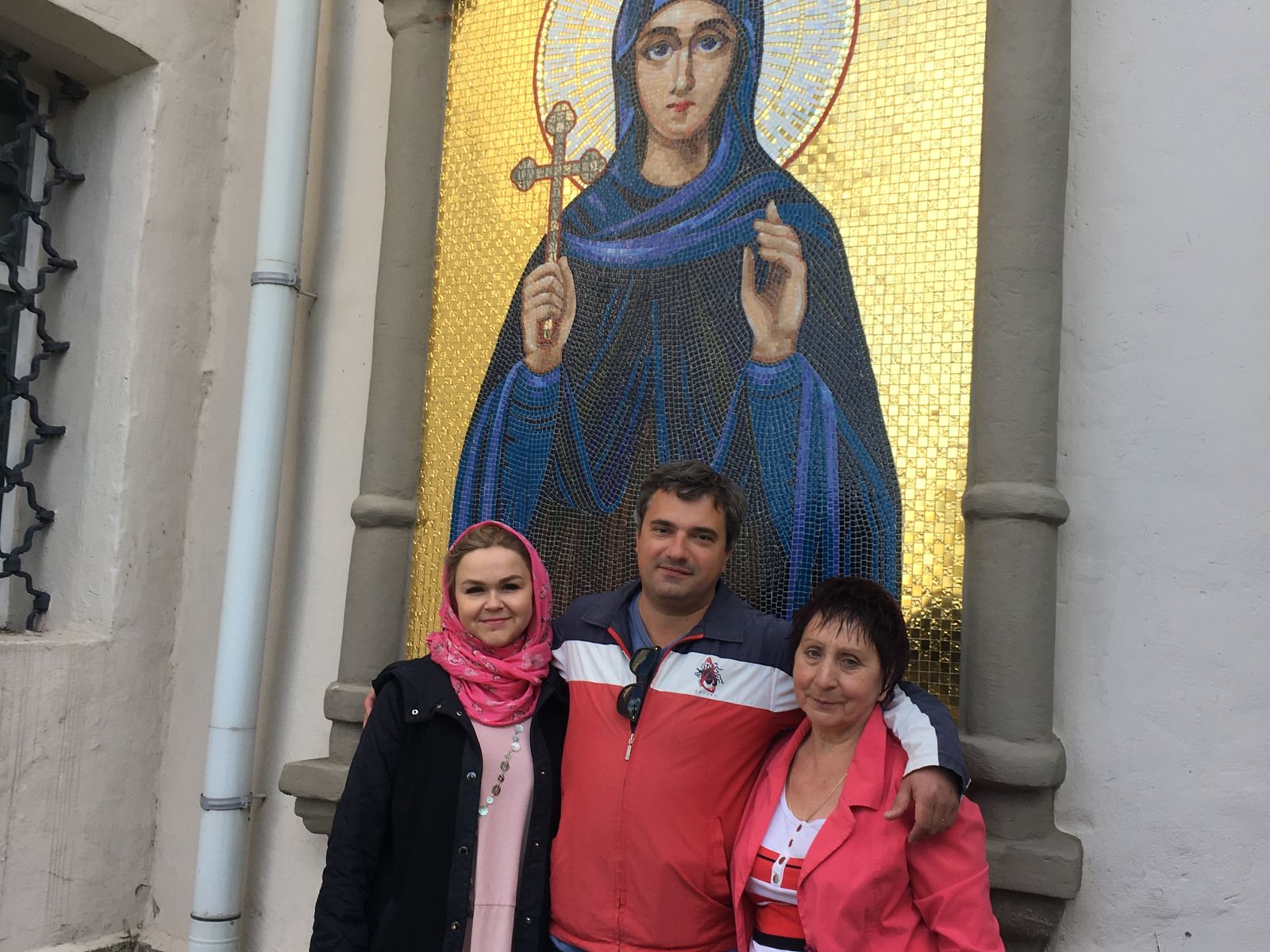 Православные паломники у храма Святой великомученицы Евдокии