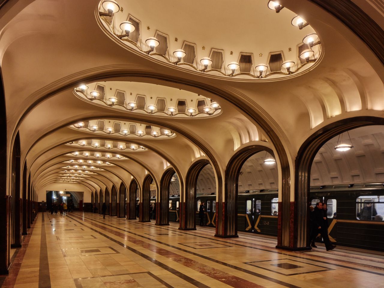 Индивидуальная экскурсия по Московскому метро - индивидуальная экскурсия в Москве длительностью 2 часа с количеством участников до 4 человек цена экскурсии 8000₽