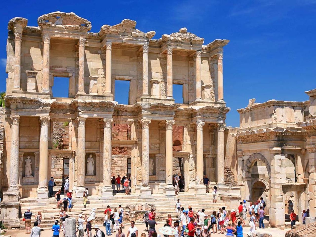 Групповая обзорная экскурсия из Дидима в Эфес - групповая экскурсия в Дидиме на автобусе длительностью 9 часов с количеством участников до 18 человек со скидкой 25% цена экскурсии 99.75€