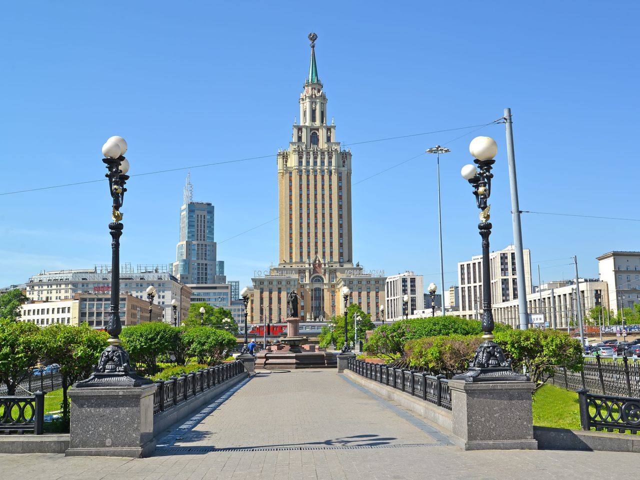 Индивидуальная экскурсия к гостинице "Ленинградская" в Москве - индивидуальная экскурсия в Москве пешком длительностью 2 часа с количеством участников до 16 человек цена экскурсии 15000₽