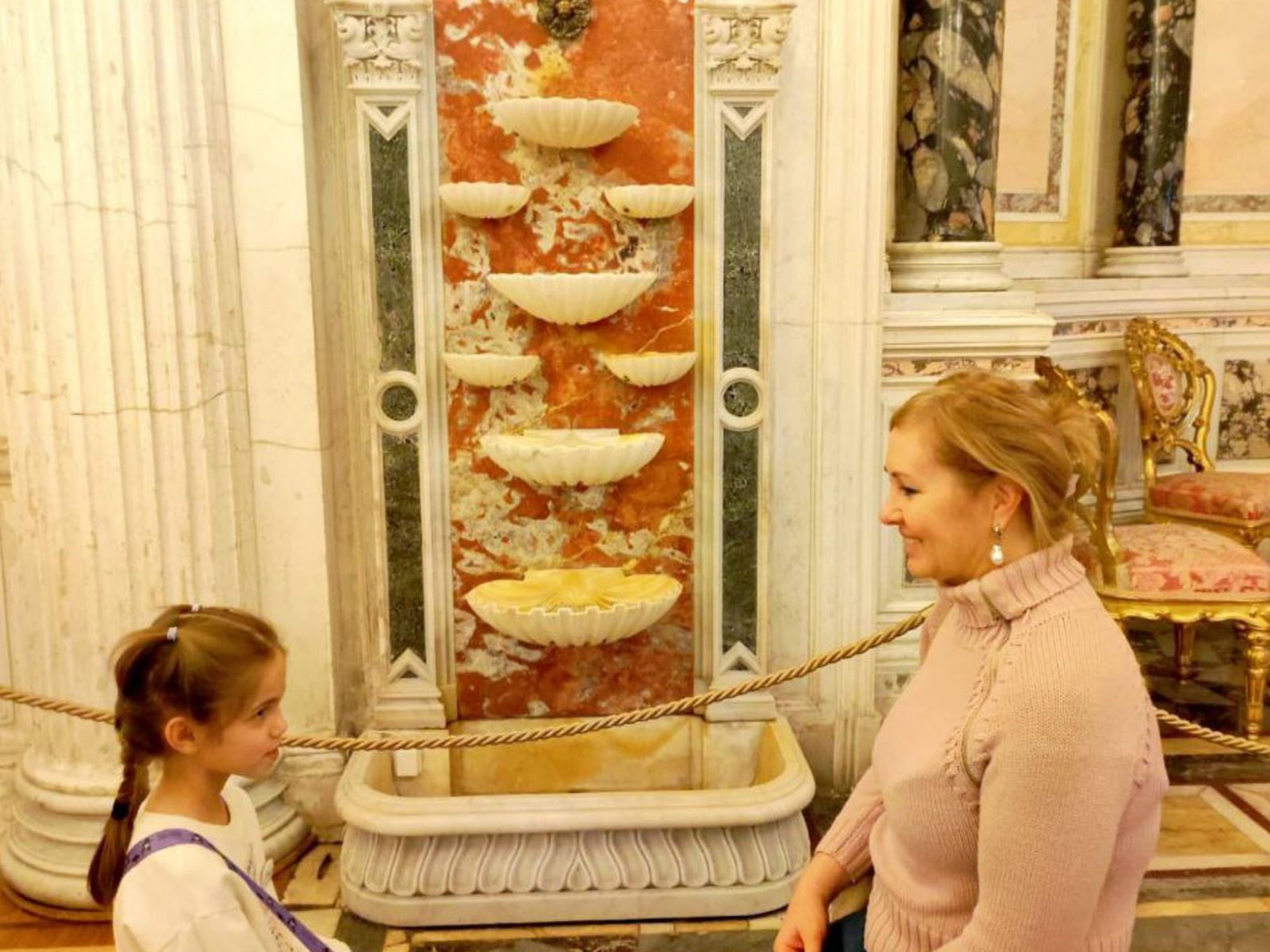 С экскурсанткой