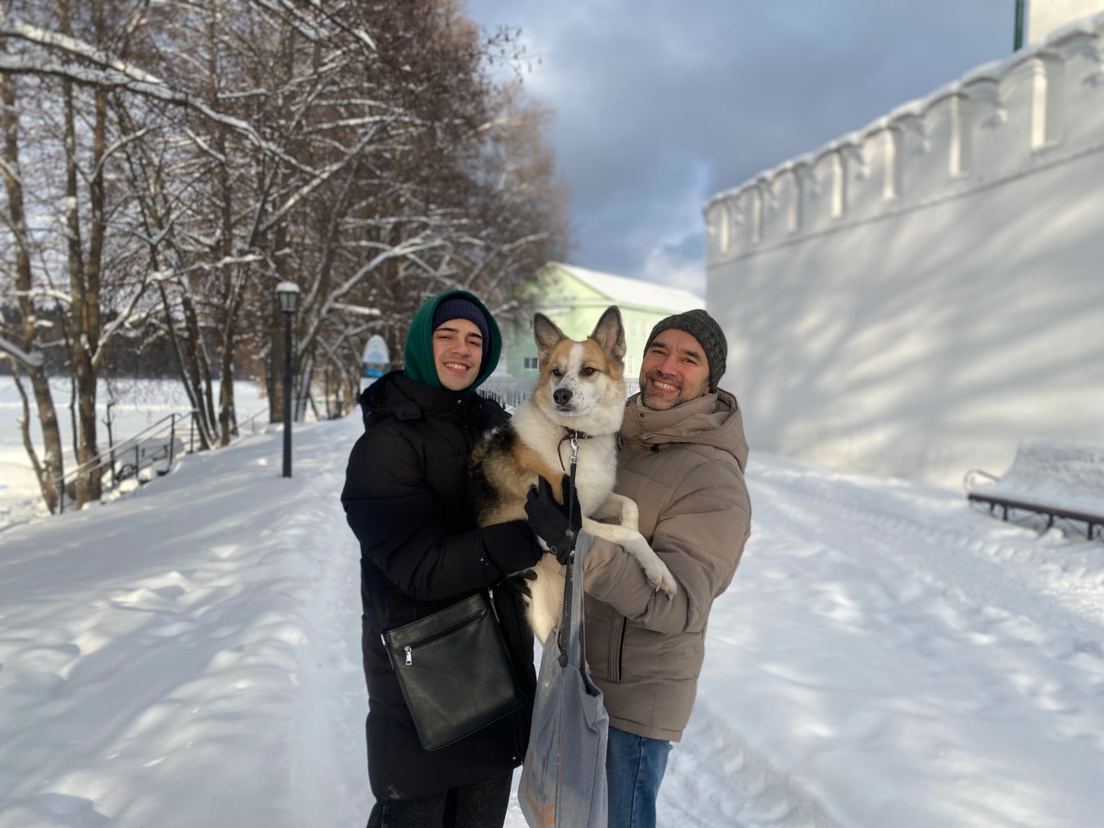 У монастырской стены