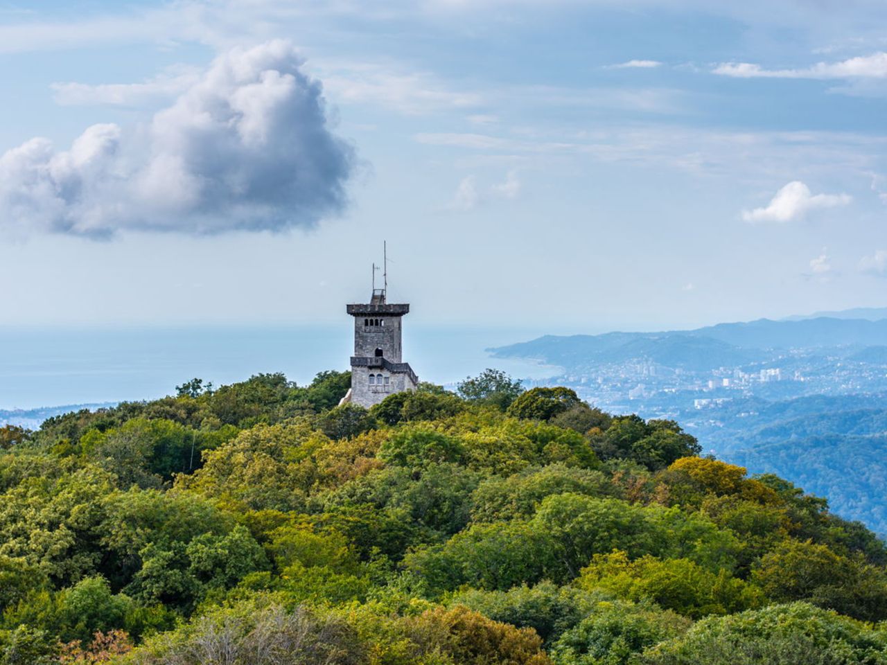 Групповая экскурсия на гору Ахун, дачу Сталина и Агурское ущелье - групповая экскурсия в Сочи на автобусе длительностью 6.5 часов с количеством участников до 19 человек цена экскурсии 1350₽