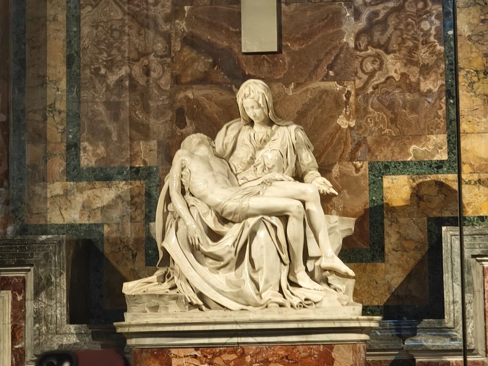 Скульптура  "Пьета" Микеланджело