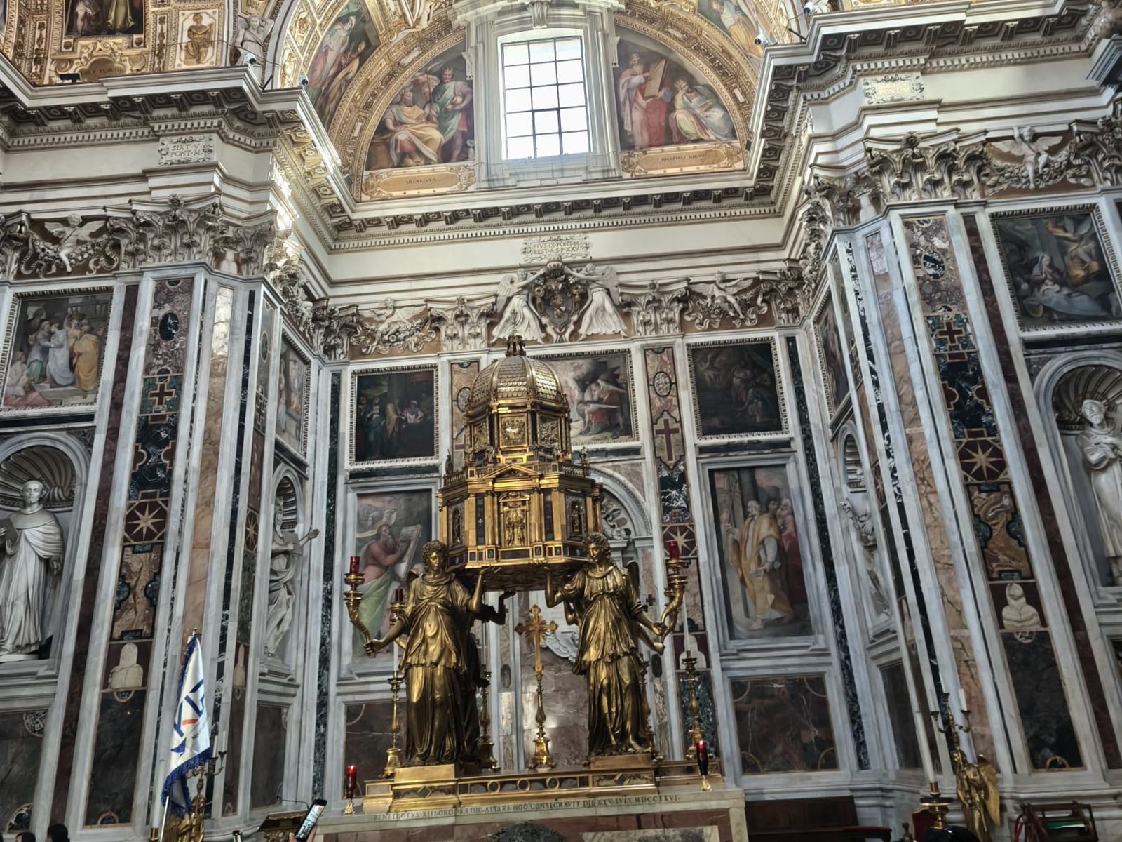 Интерьер храма