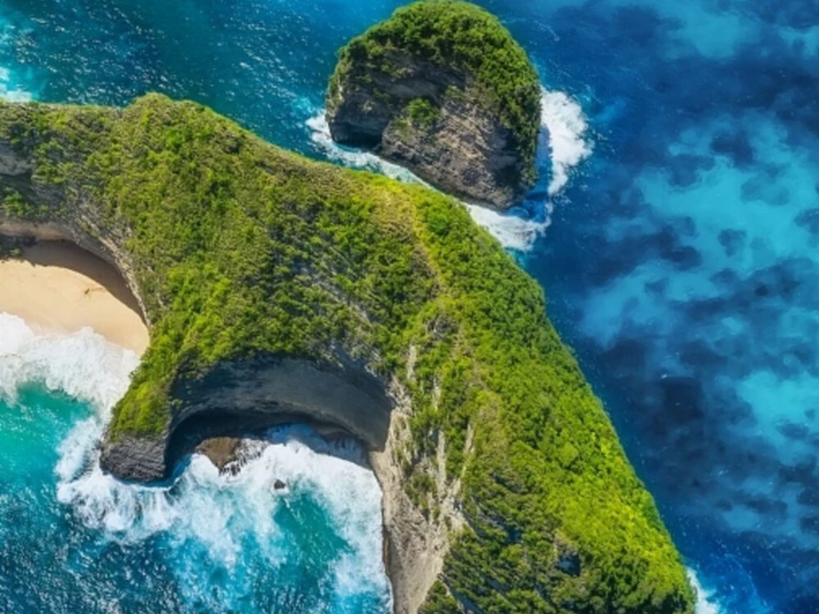 Вид сверху на пляж Келингкинг