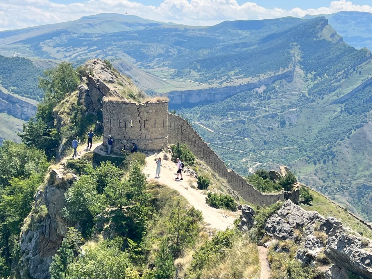 Обзорная экскурсия из Махачкалы в Гуниб и к Салтинскому водопаду - индивидуальная экскурсия в Махачкале на машине гида длительностью 10 часов с количеством участников до 7 человек цена экскурсии 16000₽
