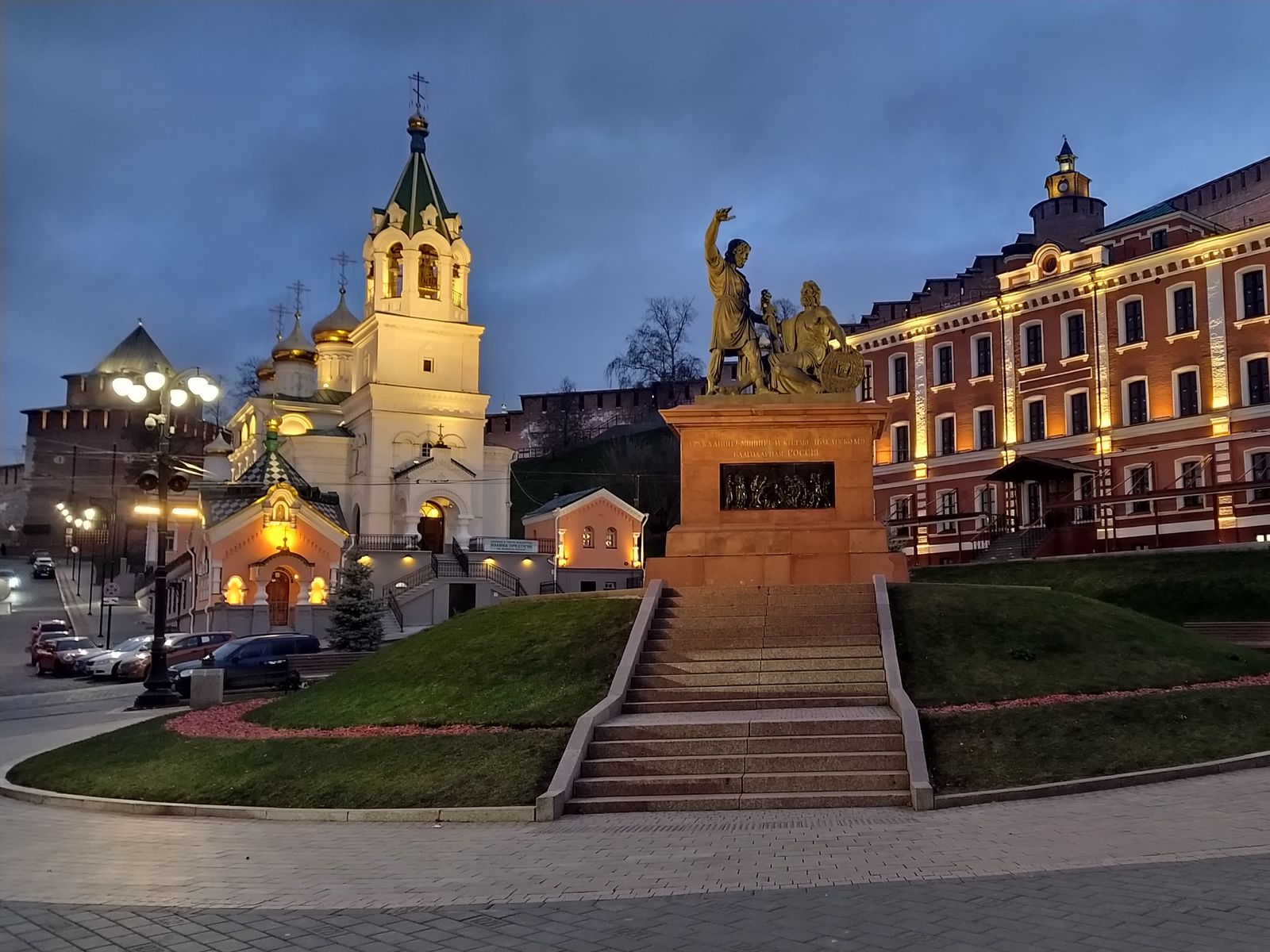 Пл. Народного Единства (церковь Иоанна Предтечи, памятник Минину и Пожарскому, "горьковская" ночлежка)
