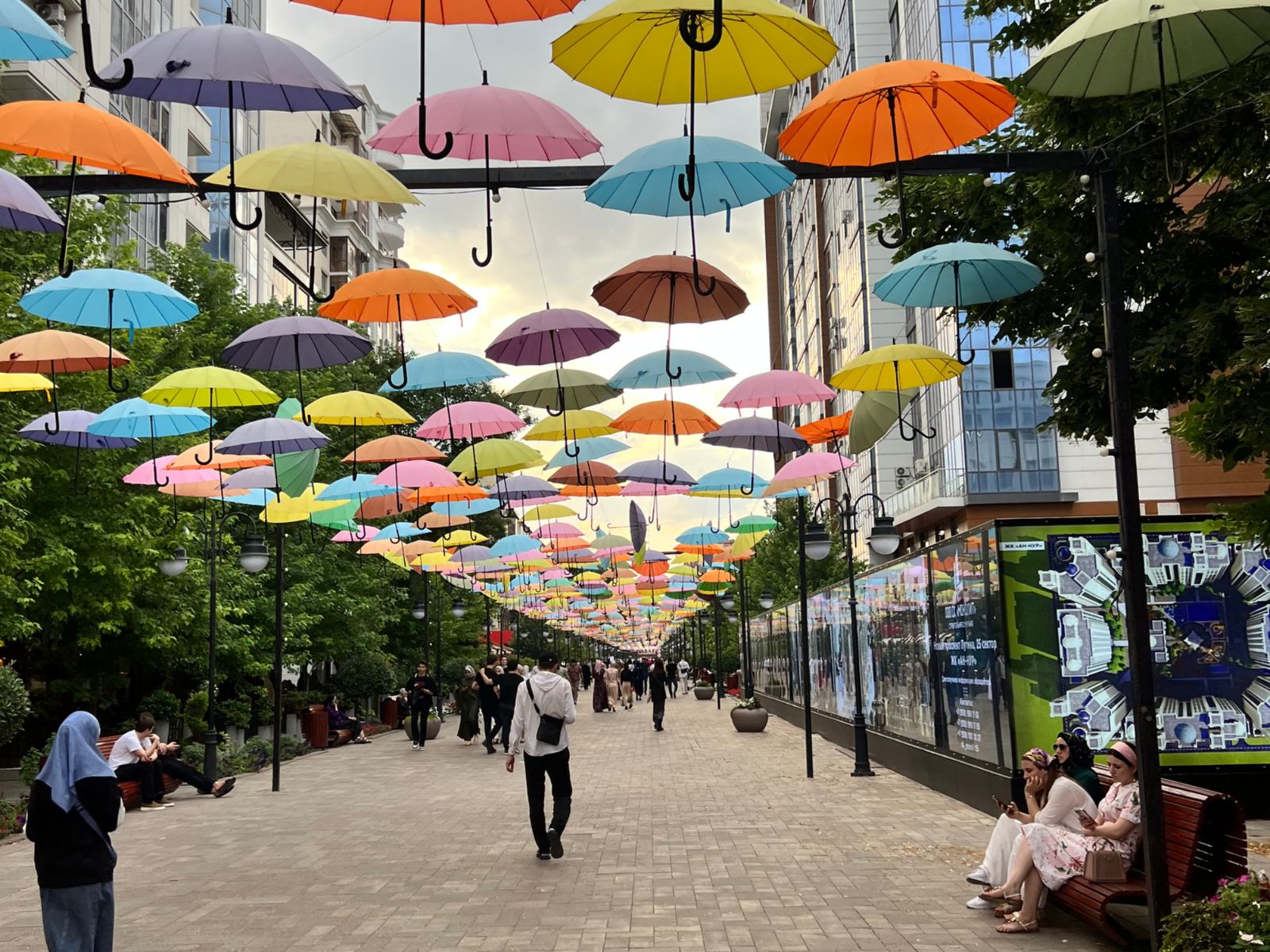 Улица с зонтами