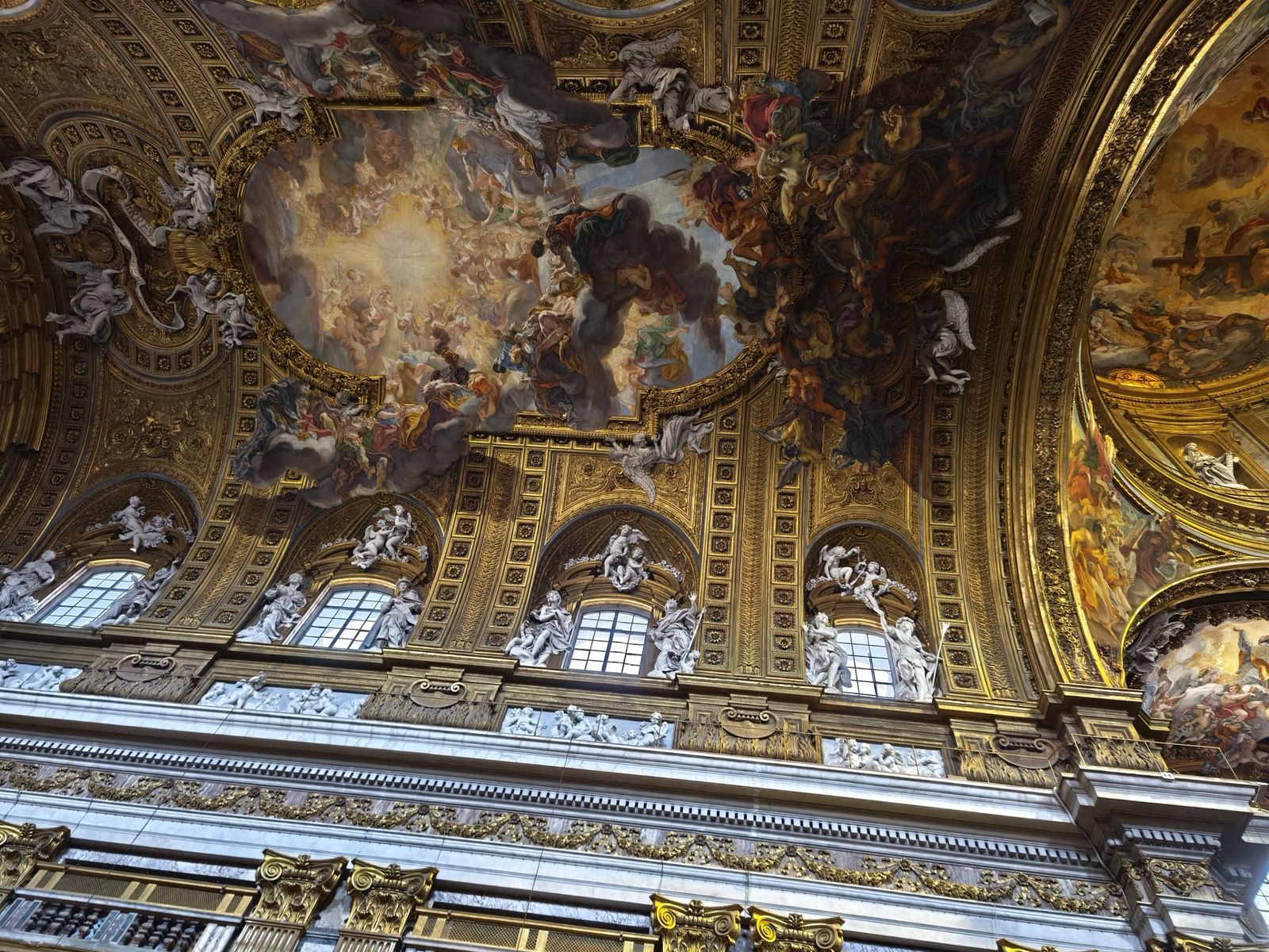 Интерьер храма